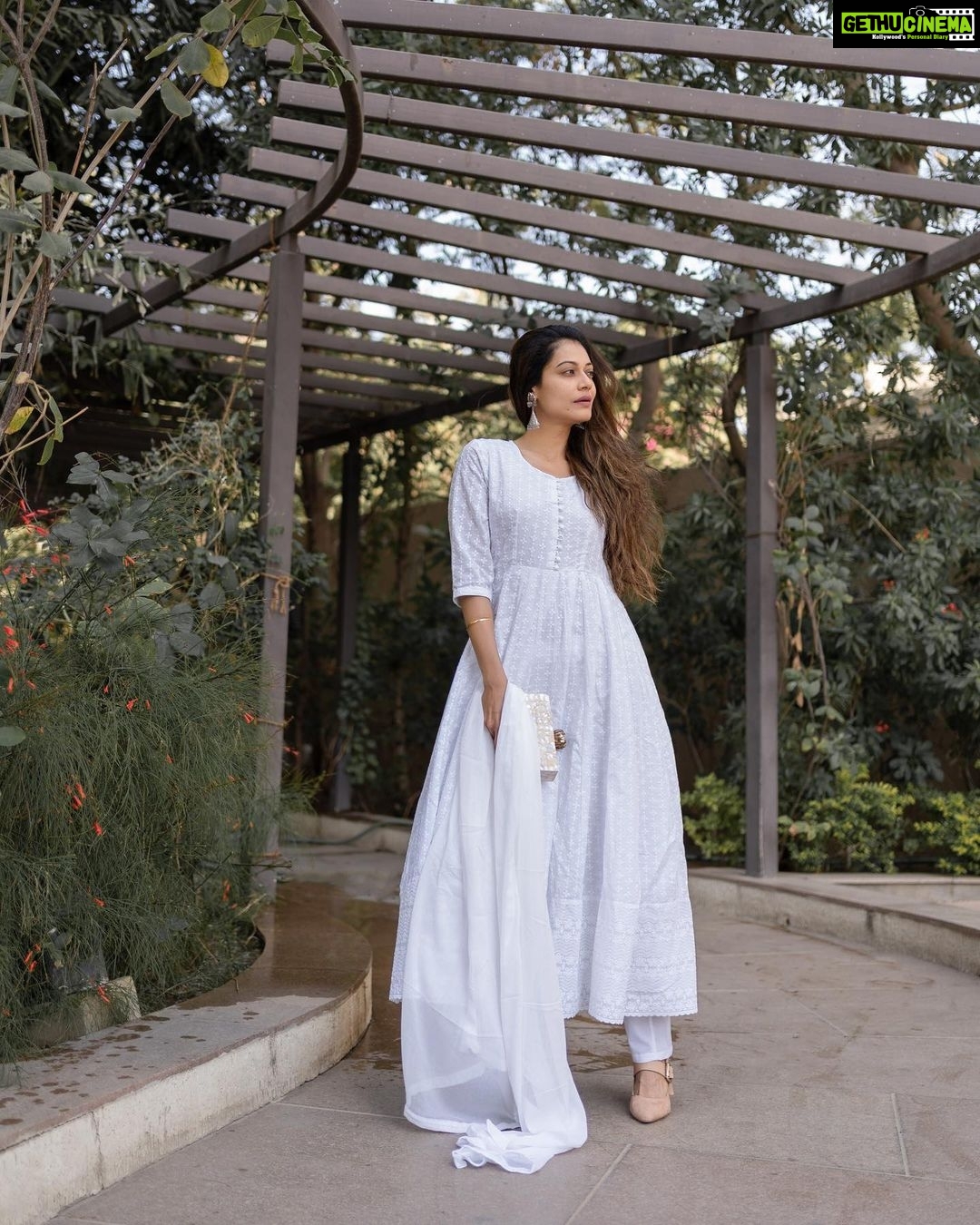 Payal Rohatgi Instagram - यहाँ पर मैं बात करना चाहती हूँ कि कैसे 2018 में Washington Post के पत्रकार #JamalKashoggi की हत्या हुई और इस हत्या के पीछे US में अब आयी Biden Sarkar ने ख़ुलासा किया है कि इसके पीछे Saudi के Crown Prince Mohammed Bin Salman थे। अब यह सच्चाई के ऊपर बBiden सरकार कुछ कार्रवाई नहीं कर रही क्योंकि उनको अपने संबंध Saudi के साथ ख़राब नहीं करने हैं। साथ साथ में साउदी का झुकाव China की तरफ़ नहीं करना है और इसलिए वो अब उसी बात से मुँह मोड़ रहे हैं जो उन्होंने दो साल पहले Trump Sarkar के ऊपर आरोप लगाते हुए कहा था। इतना ही कहना चाहती हूँ सभी राजनीति करने वाले नेताओं से के social media के ज़माने में ऐसी कोई बात न करे, ऐसा कोई काम न करे जिससे आपको पछतावा हो क्योंकि आज के दौर में सब कुछ record किया जा सकता है जिसकी वजह से लोगों को आपका सच, आपका झूठ सब पता चल जाता है। ये था Biden Sarkar का पहला जुट जो उन्होंने office संभालने के बाद हम सबके सामने रखा कि कैसे वो अब Saudi के Prince ख़िलाफ़ कोई कार्यवाही नहीं करेंगे🙏 #payalrohatgi