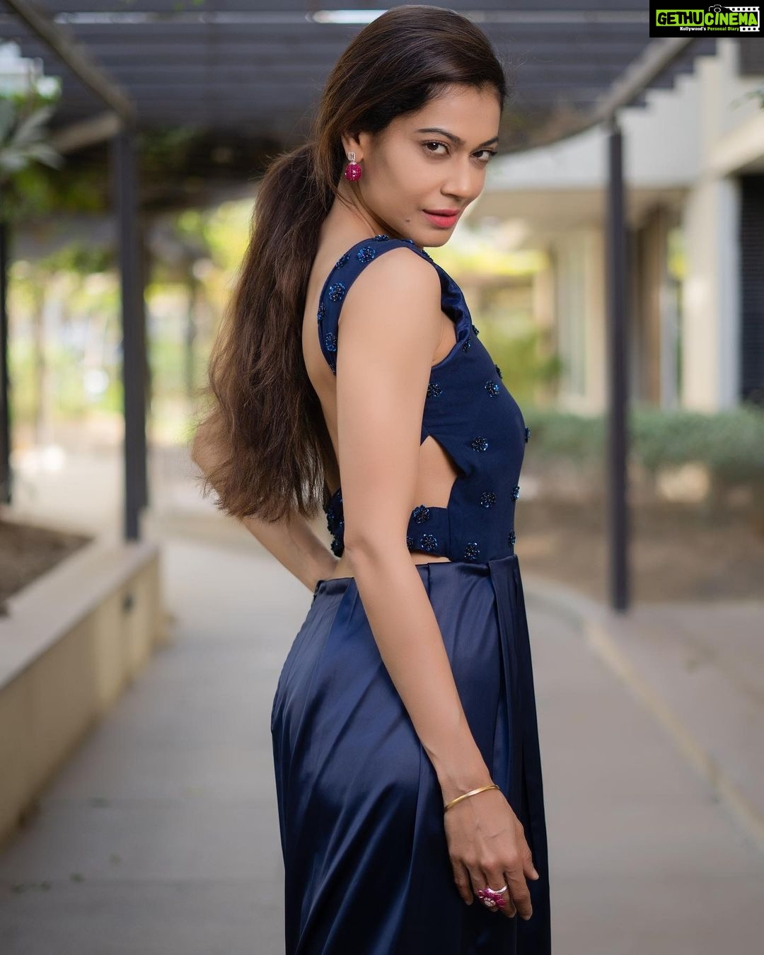 Payal Rohatgi Instagram - बहुत सारे बुद्धिजीवी लोग ये प्रयास करने में लगे हुए हैं कि कैसे पायल को नफ़रत फैलाने वाली महिला का ख़िताब दें क्योंकि पायल या तो एक कॉम के अंदर होने वाले अत्याचार के ऊपर बातचीत करती है या तो कोई दूसरे कॉम द्वारा किए गए अत्याचारों के ऊपर बातचीत करती है। ना पायल मुसलमानों के ख़िलाफ़ है ना पायल सिखों के ख़िलाफ़ है ।पायल कोशिश करती है कि वह ग़लत के ख़िलाफ़ खड़ी रहे। अगर पायल बोलती है कि उसने किधर पढ़ा के Islamists लोगों ने ऐलान किया है कि मारवाड़ी लोगों को तमिलनाडु से निकालना है या उन्होंने केरल में ओमकारण का उपचारण करने वालों का बहिष्कार करने को कहा है तो फिर ये ग़लत है और इसके ऊपर आवाज़ उठानी ज़रूरी है।दूसरी ओर अगर आयशा आरिफ़ ख़ान आत्म हत्या करती है तो पायल उसके लिए भी खड़ी रहती है क्योंकि उस औरत को अगर उसका शौहर प्यार नहीं करता था और उससे dowry माँगता था जो dowry को बुद्धिजीवी लोगों सनातन धर्म से जोड़ते हैं। फिर आज ये दर्दनाक मौत ke ऊपर क्यों नहीं आवाज़ उठाते है क्योंकि यहाँ पर भी एक जवान लड़की ने अपनी जान दे दी इस कुकर्म की वजह से। पायल चाहती है कि Ayesha को न्याय मिले क्योंकि Ayesha के ख्वाबों को ख़त्म करने का उसके पति को कोई हक़ नहीं था वो लड़की ने अपनी उम्र भी नहीं जी और उसे ऐसा एहसास कराना कि वो जीने लायक नहीं है यह एक भयानक क़र्म था।आत्माहत्या करने से पहले Arif को phone किया था Ayesha ने और उसने उसके साथ और भी ग़लत ग़लत बर्ताव किया जिसकी वजह से आज Ayesha हमारे बीच में नहीं है। मुझे लगता है Ayesha को न्याय मिले और muslim क़ौम के अंदर जितनी भी महिला dowry का शिकार होती है उनके पति को जेल की सलाख़ें 🙏 #payalrohatgi