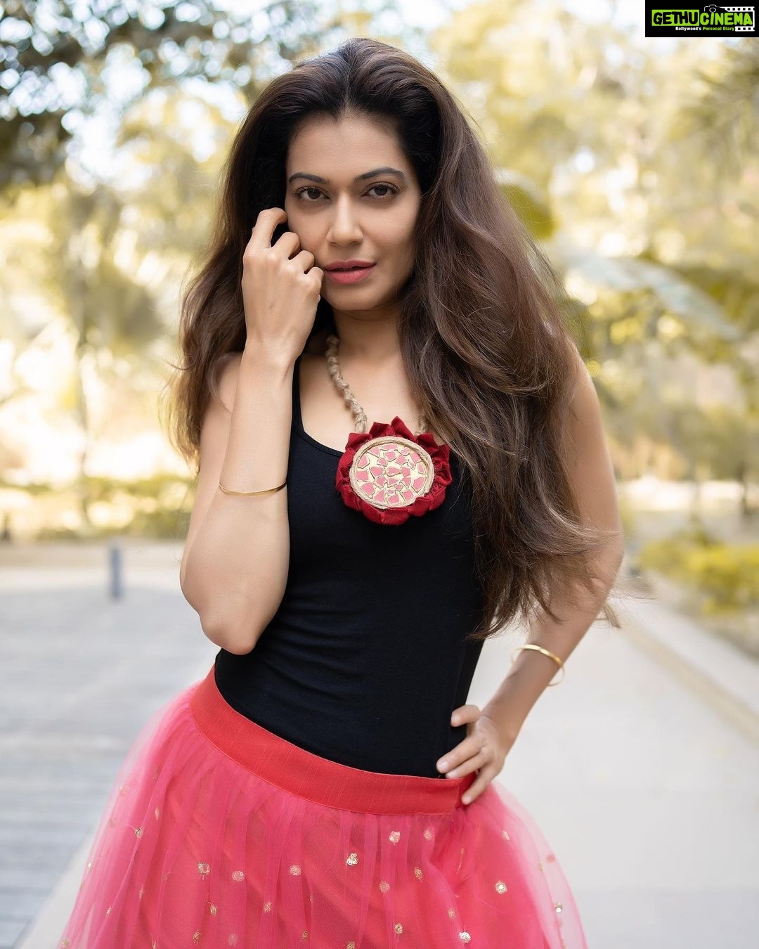 Payal Rohatgi Instagram - Hrithik Roshan ने 2016 में complaint दर्ज करीथी कि कैसे एक नक़ली email ID से उसके नाम से email भेजे जा रहे थे Kangana को और उस मामले को आज 2021 में सुनवाई मिली और उनकी statement record करने के लिए crime branch के office ने उन्हें बुलाया। भारत के अंदर सब कुछ भगवान भरोसे हैं और पाँच साल लग गए Hrithik को अपनी statement देने के लिए मगर वो अपने ऊपर लगे हुए दागों को मिटाने में मेहनत कर रहे हैं जो मुझे लगता है भारत में हर नागरिक को मिलना चाहिए, अपनी सच्चाई रखने का मौक़ा🙏 ये देख मुझे लगता है कि मेरे ख़िलाफ़ जो fake narrative फैलाया जा रहा है IT cell द्वारा उस IT cell के ख़िलाफ़ भी मुझे एक police complaint file करनी चाहिए जो जान बूझ के मेरे ख़िलाफ़ एक षड्यंत्र रच रहा है और ट्रोल द्वारा आम आदमी को ये यक़ीन करवाने का प्रयास कर रहा है कि मैं एक क़ौम के ख़िलाफ़ हूँ जो ग़लत है। मुझे लगता है कि इस IT cell के पीछे जो भी है इसे सामने लाकर बेनक़ाब करके मेरे ख़िलाफ़ जो षड्यंत्र रचा जा रहा है उसके ख़िलाफ़ मुझे भी police complaint दर्ज करनी चाहिए। क्या है आपकी इस पर विचार जो लोग शायद असली इंसान है 😉 #payalrohatgi