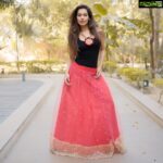 Payal Rohatgi Instagram - यहाँ पर मैं मुद्दा उठा रही हूँ कौन है जो मेरे दिमाग़ को gaslight करने का प्रयास कर रहा है ??? Gaslight का मतलब है एक इंसान या एक group के दिमाग़ के अंदर ऐसे कुछ विचार डालना जो विचार उसको उसकी ख़ुद की सोच पर प्रश्नों उठाने पर मजबूर कर दे। मुझे लग रहा है की कोई IT cell है जो ये काम कर रही है जिससे मुझे मेरे वजूद पर विश्वास न हो ??? उसके लिए और उस सोच के लिए उन्होंने TROLLS का इस्तेमाल करना शुरू किया है। TROLLS जिनकी कोई पहचान ही नहीं है और मैं बोलती हूँ कि रोहिंग्या जिनसे लोग नफ़रत करते हैं वो कम से कम इन्सान तो है उनकी शक्ल है, शरीर है बस भारत की नागरिकता नहीं।परंतु TROLLS तो वो है जिनकी ना शक्ल है ना सूरत तो aadhar card का मामला उन पर लागू नहीं होता 🤣🤣 मेरे लिए TROLLS वो है जो भौंकते हुए कुत्ते हैं मगर कभी कभी कुत्तों को भी उनकी औक़ात दिखाने के लिए मैंने अब मेरे Verified YouTube channel को Team account बनाकर उस account के सब्सक्राइबर count लोगों को न दिखाना का फ़ैसला ले लिया है क्योंकि ये IT team अगर BJP की है तो बोहोत ज़्यादा शर्मनाक हरकत है उनके द्वारा और अगर कोई दूसरी IT team है, कोई राजनीतिक Party की या कोई superstar की तो उनको बताना ज़रूरी है कि उन्हें मुझे अट्रैक्ट करने से पहले दस बार सोचना चाहिए क्योंकि है तो channel मेरा ही जब तक इसे कोई sarkari order द्वारा उड़ाया नहीं जाता 😂😂😂 जब उठाया जाएगा तब देखी जाएगी ना रहेगी बास न बजेगी बाँसुरी मगर जब तक है तब तक इस account को निशाना बनाकर जितने subscribers गिराने हैं गिरा दो।मुझे अब तुम्हारी दुखती रग पता चल गई है और वो ये है की तुम समझ रहे हो की गिरते हुए subscribers से तुम मेरे दिमाग़ को gaslight कर सकते हो वो मैं तुम्हें करने नहीं दूंगी अब। अब भागो जितना भागना है गिराओ जितना गिराना है उड़ाना है channel तो वो भी करो 🙏 #PayalRohatgi