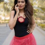 Payal Rohatgi Instagram - सबको पता है कि सुब्रमण्यम स्वामी जी का छत्तीस का आंकड़ा है मोदी जी के साथ और उनके काफ़ी tweets हैं भाजपा की सरकार के ख़िलाफ़ जो केन्द्र में है। यहाँ पर स्वामी जी का एक और ट्वीट पड़ा जहाँ पर वो कह रहे हैं कि श्रीलंका के Colombo में अदानी ने जो Port का काम लिया था उसको वो सही तरीक़े से पूरा नहीं कर पाए और इसके ऊपर न्यूज़ आयी है जिसका जवाब अदानी या सरकार को देना चाहिए। बात तो सही है अगर Adani End और Reliance End Narendra Modi stadium में बन सकता है जो साबित करता है कि Modi जी के ख़ास संबंध है अदानी और अंबानी के साथ जो लोग Bharat के अंदर काफ़ी अमीर लोग हैं और बोहोत सारे क्षेत्रों को privatise कर रहे हैं तो फिर अगर ऐसा आरोप लगा है तो सरकार या अदानी को इसका जवाब देना चाहिए। साथ में अदानी ke ऊपर ये भी आरोप है कि उनके ऊपर काफ़ी loan है जिसका भुगतान उन्होंने नहीं किया है। भारतीय नागरिक होने के नाते सबको हक़ है इन आरोपों के ऊपर बातचीत करने का और सच जानने का। Swamy जी ने एक और tweet किया है China के ऊपर जहाँ पर China ने Bharat का कुछ हिस्सा अपने क़ब्ज़े में रखा है और उसके ऊपर army chief ने बयान दिया है तो ये सब पढ़ने के बाद मुझे लगता है की जो चीज़ देश के हित में है उस चीज़ के ऊपर अगर कोई Modi विरोधी इंसान भी कुछ बोलता है तो फिर उसके ऊपर सरकार को अपना बयान देना ज़रूरी है। मैं अपने निजी विचारों द्वारा Narendra Modi stadium नामकारण से ख़ुश नहीं हूँ क्योंकि Modi जी तो अभी हमारे बीच में है। Indira Gandhi airport और Rajiv Gandhi खेल रत्न award के नामकरण के ऊपर मैं आपत्ति जता सकती हूँ तो फिर Narendra Modi Stadium के ऊपर में सहमति कैसे दे सकती हूँ 🙄 #payalrohatgi
