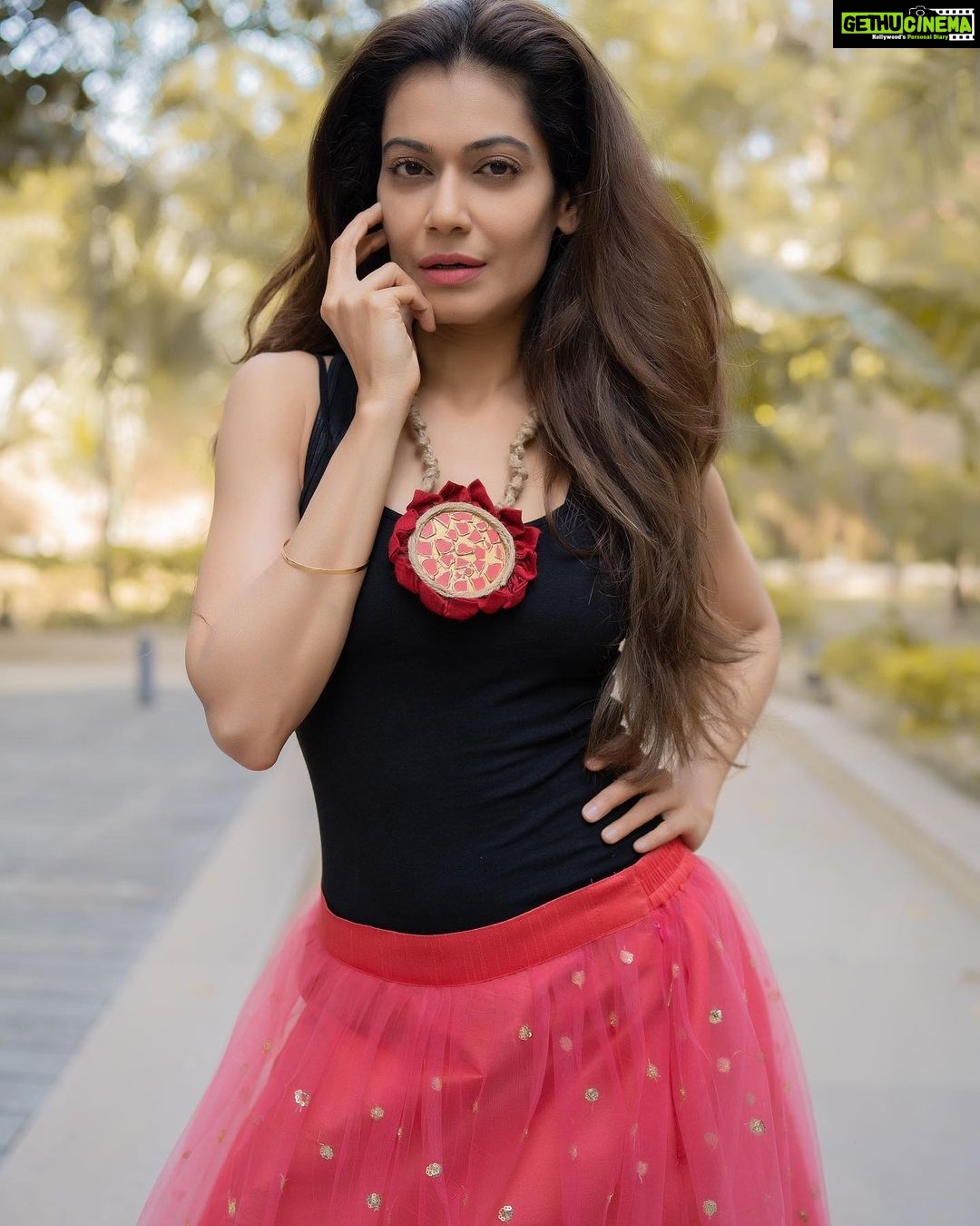 Payal Rohatgi Instagram - सबको पता है कि सुब्रमण्यम स्वामी जी का छत्तीस का आंकड़ा है मोदी जी के साथ और उनके काफ़ी tweets हैं भाजपा की सरकार के ख़िलाफ़ जो केन्द्र में है। यहाँ पर स्वामी जी का एक और ट्वीट पड़ा जहाँ पर वो कह रहे हैं कि श्रीलंका के Colombo में अदानी ने जो Port का काम लिया था उसको वो सही तरीक़े से पूरा नहीं कर पाए और इसके ऊपर न्यूज़ आयी है जिसका जवाब अदानी या सरकार को देना चाहिए। बात तो सही है अगर Adani End और Reliance End Narendra Modi stadium में बन सकता है जो साबित करता है कि Modi जी के ख़ास संबंध है अदानी और अंबानी के साथ जो लोग Bharat के अंदर काफ़ी अमीर लोग हैं और बोहोत सारे क्षेत्रों को privatise कर रहे हैं तो फिर अगर ऐसा आरोप लगा है तो सरकार या अदानी को इसका जवाब देना चाहिए। साथ में अदानी ke ऊपर ये भी आरोप है कि उनके ऊपर काफ़ी loan है जिसका भुगतान उन्होंने नहीं किया है। भारतीय नागरिक होने के नाते सबको हक़ है इन आरोपों के ऊपर बातचीत करने का और सच जानने का। Swamy जी ने एक और tweet किया है China के ऊपर जहाँ पर China ने Bharat का कुछ हिस्सा अपने क़ब्ज़े में रखा है और उसके ऊपर army chief ने बयान दिया है तो ये सब पढ़ने के बाद मुझे लगता है की जो चीज़ देश के हित में है उस चीज़ के ऊपर अगर कोई Modi विरोधी इंसान भी कुछ बोलता है तो फिर उसके ऊपर सरकार को अपना बयान देना ज़रूरी है। मैं अपने निजी विचारों द्वारा Narendra Modi stadium नामकारण से ख़ुश नहीं हूँ क्योंकि Modi जी तो अभी हमारे बीच में है। Indira Gandhi airport और Rajiv Gandhi खेल रत्न award के नामकरण के ऊपर मैं आपत्ति जता सकती हूँ तो फिर Narendra Modi Stadium के ऊपर में सहमति कैसे दे सकती हूँ 🙄 #payalrohatgi