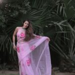 Payal Rohatgi Instagram - आज में बात करने वाली हूँ bigboss के ऊपर 🙄 सबको पता है कि show ख़त्म हो गया है मगर मैंने बहुत सारे एपिसोड्स अभी तक नहीं देखे क्योंकि मैं अपनी निजी ज़िंदगी में व्यस्त थी मगर आज मैंने आज से कुछ episodes देखना शुरू किए हैं और मुझे ये कहना था सभी लोगों को कि हम सबको पता है कि Rubina show जीत गई और मैंने भी एक samay यह चाहती थी की वो ये show जीत जाए। मगर अब जितने भी मैं एपिसोड्स देख रही हूँ मुझे #AlyGoni जो एक दूसरा contestant है उसका बर्ताव काफ़ी अच्छा लग रहा है। वो एक अच्छा इंसान मुझे लगता है। उसने जिस प्रकार apna निजी रिश्ता दूसरी contestant Jasmin ke साथ निभाया वो काफ़ी सराहा गया था। मुझे सिर्फ़ इतना ही कहना है कि Jasmin colors का दूसरा show जीत चुकी है तो वो bigboss नहीं जीतने वाली थी बस यही था कि कितना उसे इस्तेमाल करना है और जितना उसे इस्तेमाल करना था उतना इस्तेमाल करके ऐसा माहौल बनाया कि वो evict हो गई 🤪 और वो eviction में Salman जी इतने रोए जितना वो शायद Sushant Singh Rajput के निधन पर नहीं हो गए होंगे 😉 अभी लोगों को समझ आना चाहिए कि यह show कैसे खेला जाता है परंतु इस show से कुछ अच्छे लोग भी अपना career बना लेते हैं और उन अच्छे लोगों में मुझे #AliGoni और #RahulVaidya का नाम दिख रहा है 🙏 #payalrohatgi
