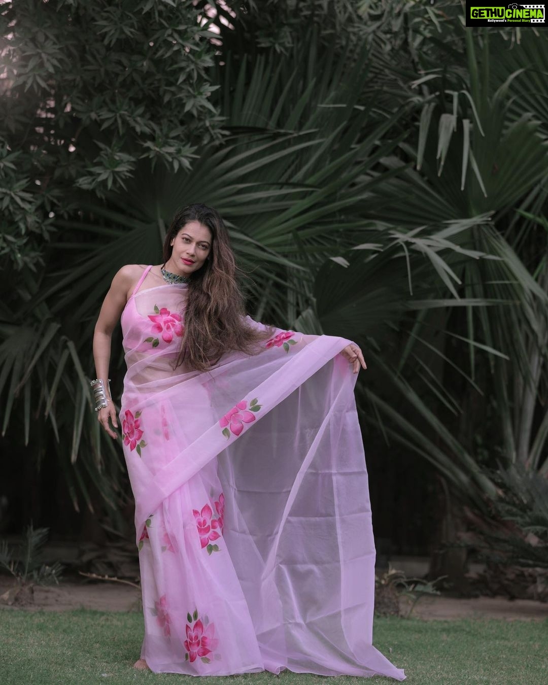 Payal Rohatgi Instagram - आज में बात करने वाली हूँ bigboss के ऊपर 🙄 सबको पता है कि show ख़त्म हो गया है मगर मैंने बहुत सारे एपिसोड्स अभी तक नहीं देखे क्योंकि मैं अपनी निजी ज़िंदगी में व्यस्त थी मगर आज मैंने आज से कुछ episodes देखना शुरू किए हैं और मुझे ये कहना था सभी लोगों को कि हम सबको पता है कि Rubina show जीत गई और मैंने भी एक samay यह चाहती थी की वो ये show जीत जाए। मगर अब जितने भी मैं एपिसोड्स देख रही हूँ मुझे #AlyGoni जो एक दूसरा contestant है उसका बर्ताव काफ़ी अच्छा लग रहा है। वो एक अच्छा इंसान मुझे लगता है। उसने जिस प्रकार apna निजी रिश्ता दूसरी contestant Jasmin ke साथ निभाया वो काफ़ी सराहा गया था। मुझे सिर्फ़ इतना ही कहना है कि Jasmin colors का दूसरा show जीत चुकी है तो वो bigboss नहीं जीतने वाली थी बस यही था कि कितना उसे इस्तेमाल करना है और जितना उसे इस्तेमाल करना था उतना इस्तेमाल करके ऐसा माहौल बनाया कि वो evict हो गई 🤪 और वो eviction में Salman जी इतने रोए जितना वो शायद Sushant Singh Rajput के निधन पर नहीं हो गए होंगे 😉 अभी लोगों को समझ आना चाहिए कि यह show कैसे खेला जाता है परंतु इस show से कुछ अच्छे लोग भी अपना career बना लेते हैं और उन अच्छे लोगों में मुझे #AliGoni और #RahulVaidya का नाम दिख रहा है 🙏 #payalrohatgi