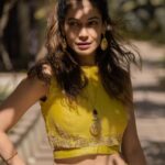 Payal Rohatgi Instagram - हम सब को पता है कि रिंकू शर्मा की मौत के पीछे कौन लोग थे परंतु अगर हम उनके हत्यारों के ऊपर ज़्यादा बात करेंगे तो हमारे ऊपर इल्ज़ाम लग जाएगा कि हम नफ़रत फैला रहे हैं जो ग़लत आरोप है। अगर कोई माइनॉरिटी कॉम का इंसान crime करता है तो उसे उसके crime के अनुसार सज़ा मिलनी चाहिए ना कि उसके धर्म के अनुसार रक्षा मिलनी चाहिए। दूसरी ओर केरल के अंदर एक district के अंदर teachers को नौकरी से बर्खास्त कर दिया जा रहा है क्योंकि उन्होंने कोई pamphlet यानी काग़ज़ के ऊपर ॐ लिखा ऐसा न्यूज़ वाले कह रहे है। RSS ke शिक्षक Nandu को भी PFI से जुड़े हुए लोगों ने मार डाला ऐसी भी news अब हम पढ़ रहे हैं। Kerala police ने हत्यारों को गिरफ़्तार किया है जो minority क़ौम से हैं। Kerela के अंदर इस्लामिक ऑर्गनाइज़ेशन muslim majority #Malabar को Kerela से अलग करना चाहती है ऐसा एक news website कह रही है। मैं सिर्फ़ इतना ही कहना है लोगों को, याद दिलाना चाहती हूँ कि kashmir ke अंदर भी kashmiri pandit हिंदुओं की हत्या इसी कारण हुई थी क्योंकि उन्हें kashmir को हिन्दुओं से मुक्त करना था और अगर यही सोच हम आज २०२१ में delhi में या Kerela में देखते हैं तो ये बहुत ज़्यादा शर्मनाक है।जो एक्टिविस्ट सेक्यूलरिज़्म की आड़ में इन सब घटनाओं के ऊपर बात नहीं करते परंतु मेरे एक आतंकवादी के ऊपर टिप्पणी पर मेरे ख़िलाफ़ case दर्ज कर देते हैं तो आपको समझना चाहिए कि Bharath ke अंदर किस प्रकार ये एक्टिविस्ट हिंदुओं के ख़िलाफ़ षड्यंत्र में भागीदारी दे रहे हैं🙏 #PayalRohatgi
