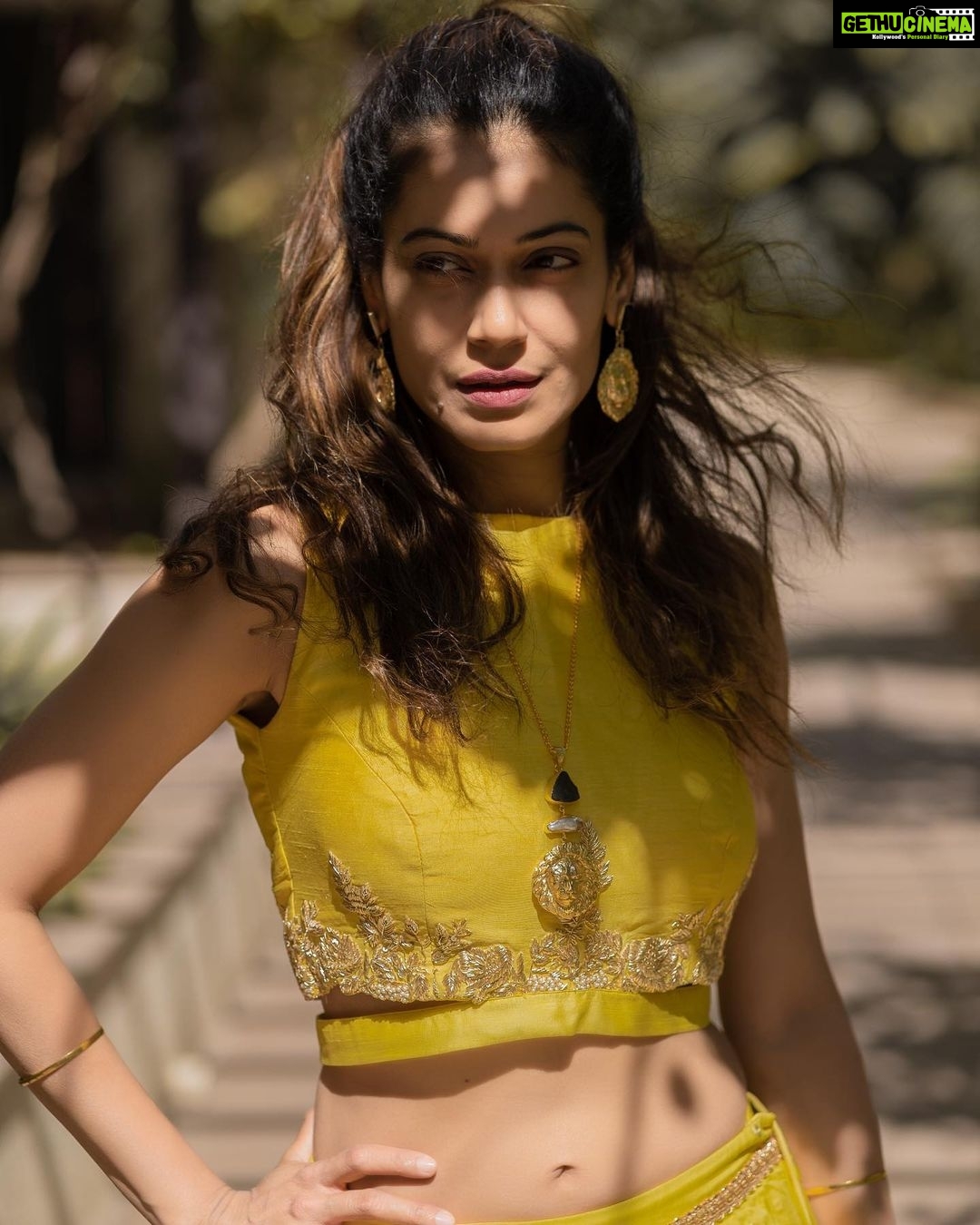 Payal Rohatgi Instagram - हम सब को पता है कि रिंकू शर्मा की मौत के पीछे कौन लोग थे परंतु अगर हम उनके हत्यारों के ऊपर ज़्यादा बात करेंगे तो हमारे ऊपर इल्ज़ाम लग जाएगा कि हम नफ़रत फैला रहे हैं जो ग़लत आरोप है। अगर कोई माइनॉरिटी कॉम का इंसान crime करता है तो उसे उसके crime के अनुसार सज़ा मिलनी चाहिए ना कि उसके धर्म के अनुसार रक्षा मिलनी चाहिए। दूसरी ओर केरल के अंदर एक district के अंदर teachers को नौकरी से बर्खास्त कर दिया जा रहा है क्योंकि उन्होंने कोई pamphlet यानी काग़ज़ के ऊपर ॐ लिखा ऐसा न्यूज़ वाले कह रहे है। RSS ke शिक्षक Nandu को भी PFI से जुड़े हुए लोगों ने मार डाला ऐसी भी news अब हम पढ़ रहे हैं। Kerala police ने हत्यारों को गिरफ़्तार किया है जो minority क़ौम से हैं। Kerela के अंदर इस्लामिक ऑर्गनाइज़ेशन muslim majority #Malabar को Kerela से अलग करना चाहती है ऐसा एक news website कह रही है। मैं सिर्फ़ इतना ही कहना है लोगों को, याद दिलाना चाहती हूँ कि kashmir ke अंदर भी kashmiri pandit हिंदुओं की हत्या इसी कारण हुई थी क्योंकि उन्हें kashmir को हिन्दुओं से मुक्त करना था और अगर यही सोच हम आज २०२१ में delhi में या Kerela में देखते हैं तो ये बहुत ज़्यादा शर्मनाक है।जो एक्टिविस्ट सेक्यूलरिज़्म की आड़ में इन सब घटनाओं के ऊपर बात नहीं करते परंतु मेरे एक आतंकवादी के ऊपर टिप्पणी पर मेरे ख़िलाफ़ case दर्ज कर देते हैं तो आपको समझना चाहिए कि Bharath ke अंदर किस प्रकार ये एक्टिविस्ट हिंदुओं के ख़िलाफ़ षड्यंत्र में भागीदारी दे रहे हैं🙏 #PayalRohatgi