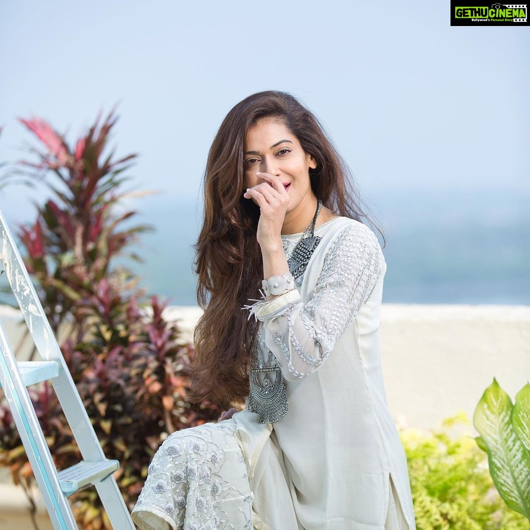 Payal Rohatgi Instagram - ये वीडियो है उन Doctors के लिए जो शायद मेरी विचारधारा से सहमती नहीं रखते है। मुझे सिर्फ़ इतना ही कहना है कि जो डॉक्टर का प्रोफ़ेशन होता है वो मानवता से जुड़ा होता है और यहाँ पर हम डॉक्टर्स को पैसे देते हैं हमारा इलाज करवाने के लिए। परंतु इसके बावजूद अगर कोई डॉक्टर विचारधारा के आधार पर मरीज़ को सही सलाह नहीं देता या उसका सही इलाज नहीं करता तो वो डॉक्टर अपने प्रोफ़ेशन के साथ ग़लत कर रहा है क्योंकि एक तरफ़ हम डॉक्टर्स को भगवान की अहमियत देते हैं और दूसरी तरफ़ अगर एक डॉक्टर निजी विचारधारा के मतभेद से एक मरीज़ को सही तरीक़े से treat नहीं करता तो वो डॉक्टर ख़ुद ही अपने डॉक्टर होने पर एक मज़ाक है। ये वीडियो में इसलिए बना रही हूँ क्यूंकि आज की तारीख़ में सबको पता है कि पायल रोहतगी की सोच क्या है और जो लोग अगर पायल रोहतगी की सोच से सहमति नहीं रखते अगर वो लोग डॉक्टर के प्रोफ़ेशन में है और अगर उन्हें पायल मिलती है कुछ consultation के लिए मगर उनका बर्ताव अगर पायल रोहतगी को ग़लत कंसल्टेशन देना है तो वो लोगों को कटघरे में खड़ा करेगा भगवान और सजा भी देगा भगवान क्योंकि यहाँ पर करोना वायरस में डॉक्टर्स को अगर हम सम्मान दे सकते हैं उनके जान बचाने के जज्बे को देख तो जो डॉक्टर इस प्रोफ़ेशन का ग़लत इस्तेमाल करते हैं उन लोगों को निशाना बनाने के लिए जो लोग उनकी विचारधारा से सहमती नहीं रखते तो उन doctors को भी सज़ा मिलेगी उनके कर्मा कि 🙏 #payalrohatgi