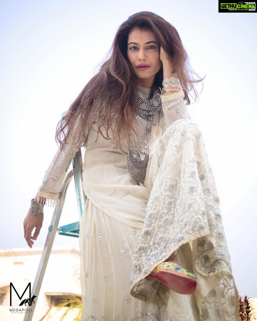 Payal Rohatgi Instagram - मैंने अभी तक #SandeepNahar के ऊपर बातचीत नहीं करी जिनका देहान्त एक हफ़्ते पहले हुआ आत्महत्या द्वारा क्योंकि मैं उनको नहीं जानती थी। कुछ media wale ये कह रहे हैं कि Sushant Singh Rajput ke ऊपर बहुत लोगों ने अपनी राय दी तो उन media वालों को इतना कहना है कि Sushant Singh Rajput एक superstar थे। उन्होंने television में भी अच्छा काम किया था और फ़िल्मों में भी अच्छा काम किया था जिसकी वजह से सब लोग उन्हें जानते थे। उनकी अकस्मित मौत से बहुत लोग दुखी हुए और जब उनको पता चला कि bollywood की राजनीति की वजह से उन्होंने आत्महत्या करी तो सबने अपने अपने किससे लोगों के सामने रखने शुरू किए जो उन्होंने bollywood में experience किये थे। अब Sandeep Nahar की मौत के बाद कोई IT cell ने Sunny के नक़ली fan accounts नहीं बनाए जैसे Sushant Singh Rajput के निधन के बाद बनाए गए क्योंकि शायद Bihar कि elections जीतनी थी। Sandeep की मृत्यु पर उन media वालों ने आवाज़ उठायी जो media wale ज़िम्मेदार थे sushant का नाम disha के देहांत में घसीटने के लिए, जिन्होंने sushant को निशाना बनाया भी #MeToo movement दौरान। वो media वालों ने Sandeep की मौत के बाद भी उनके नाम की ख़बर चलायी परन्तु hype इतना नहीं हुआ क्यों क्योंकि किसी IT cell ने Sandeep Nahar को trend नहीं करवाया और Sandeep Nahar sushant Singh rajput जितने लोकप्रिय नहीं थे 🙏 मुंबई police ने इस वक़्त सावधानी बरती और Sandeep की मृत्यु को आत्महत्या अभी तक घोषित नहीं किया है जब तक उनको postmortem की report नहीं मिलती और उन्होंने case दर्ज किया है abetment to suicide का बीवी और Sandeep की सास ke ऊपर क्योंकि Sandeep ने अपने suicide note में अपनी बीवी ke साथ बिगड़ते हुए रिश्तों के ऊपर भी बात करी थी।अब समय बताएगा कि सच क्या है, कौन कितना ज़िम्मेदार है मगर Sandeep की बीवी Rhea की तरह Sandeep को drugs नहीं देती थी।हर घर में लड़ाई होती है पति पत्नी के बीच में परंतु पुरुषों को समझना चाहिए जो bollywood में काम करना चाहते हैं कि उन्हें कठिन होना पड़ेगा bollywood में शोहरत पाने ke लिए क्योंकि bollywood आसानी से किसी को star नहीं बनाता🙏 #payalrohatgi