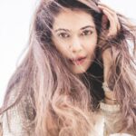 Payal Rohatgi Instagram - मैं इतना कहना चाहती हूँ कि WHO यानी World Health Organisation की सहमति हमें क्यों चाहिए पतंजलि के पदार्थ का इस्तेमाल करने के लिए ??? भारत के अंदर जो सोच है वो काफ़ी ग़ुलामी wali सोच है जहाँ पर हमें अंतरराष्ट्रीय platform, अंतरराष्ट्रीय organisation सब की बात सही लगती है परन्तु देश के हित में सोचने वालो पर विश्वास नहीं या देश के पदार्थों का इस्तेमाल करने से पहले 10 बार सोचना पड़ता है। अब मैं सिर्फ़ इतना ही कहना चाहती हूँ के #BabaRamdev भारतीय नागरिक है और पतंजलि Made In India है तो फिर इस कॉर्नेल का इस्तेमाल करके देखें कि ये असरदार है या नहीं। अगर असरदार नहीं है तो इसका इस्तेमाल करना बंद कर दीजिए मगर अगर ये असरदार है तो फिर आप इसका इस्तेमाल क्यों नहीं करेंगे ??? WHO को कुछ महीने पहले तक इतना भी नहीं पता था की क्या Mask पहनना चाहिए या नहीं ??? कुछ महीने पहले तक WHO को ये भी नहीं पता था कि virus China से उत्पन्न हुआ कि कहीं और से ??? तो फिर हम WHO की सहमति क्यों चाहते हैं Bharat के एक प्रदार्थ का इस्तेमाल करने में ?? आप ख़ुद इस्तेमाल करिए अगर आपको सही लगता है तो जारी रखिए नहीं सही लगता तो बंद कर दीजिए क्योंकि Bharat का जो Modi विरोधी gang है वो हर वक़्त ये कहता है कि Modi विरोधी होने का मतलब ये नहीं देश विरोधी होना। उनको मैं इतना ही कहना चाहती हूँ कि Bharat ke पदार्थों का आप पहले इस्तेमाल करे और फिर अगर आपको ग़लत लगता है तो इस्तेमाल बंद कर दे परंतु इस्तेमाल करे बिना कैसे आप उस पदार्थ ke ख़िलाफ़ बोल सकते हैं क्योंकि केंद्र Sarkar के कुछ मंत्री उस प्रदार्थ ke launch में गए ??? #payalrohatgi