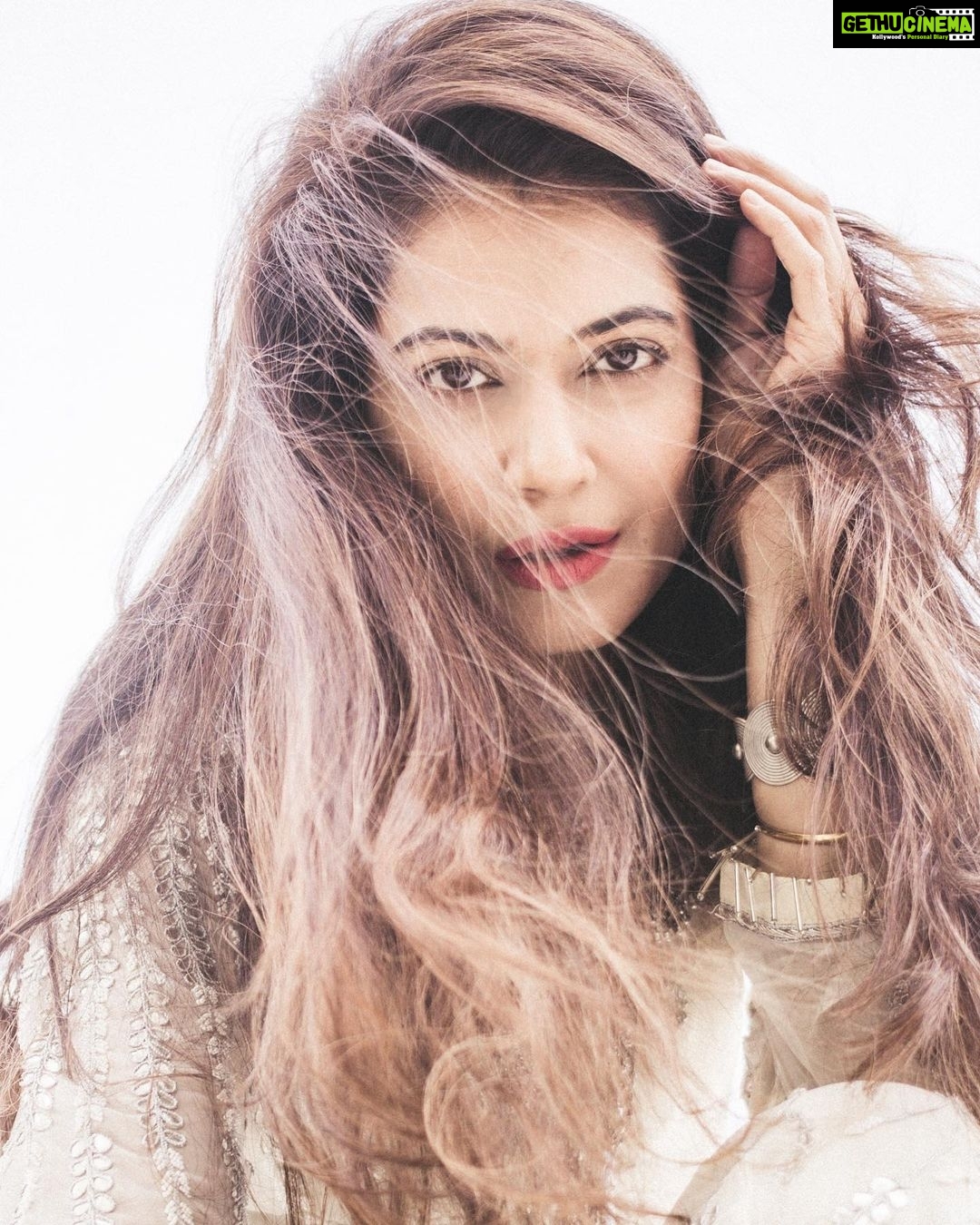Payal Rohatgi Instagram - मैं इतना कहना चाहती हूँ कि WHO यानी World Health Organisation की सहमति हमें क्यों चाहिए पतंजलि के पदार्थ का इस्तेमाल करने के लिए ??? भारत के अंदर जो सोच है वो काफ़ी ग़ुलामी wali सोच है जहाँ पर हमें अंतरराष्ट्रीय platform, अंतरराष्ट्रीय organisation सब की बात सही लगती है परन्तु देश के हित में सोचने वालो पर विश्वास नहीं या देश के पदार्थों का इस्तेमाल करने से पहले 10 बार सोचना पड़ता है। अब मैं सिर्फ़ इतना ही कहना चाहती हूँ के #BabaRamdev भारतीय नागरिक है और पतंजलि Made In India है तो फिर इस कॉर्नेल का इस्तेमाल करके देखें कि ये असरदार है या नहीं। अगर असरदार नहीं है तो इसका इस्तेमाल करना बंद कर दीजिए मगर अगर ये असरदार है तो फिर आप इसका इस्तेमाल क्यों नहीं करेंगे ??? WHO को कुछ महीने पहले तक इतना भी नहीं पता था की क्या Mask पहनना चाहिए या नहीं ??? कुछ महीने पहले तक WHO को ये भी नहीं पता था कि virus China से उत्पन्न हुआ कि कहीं और से ??? तो फिर हम WHO की सहमति क्यों चाहते हैं Bharat के एक प्रदार्थ का इस्तेमाल करने में ?? आप ख़ुद इस्तेमाल करिए अगर आपको सही लगता है तो जारी रखिए नहीं सही लगता तो बंद कर दीजिए क्योंकि Bharat का जो Modi विरोधी gang है वो हर वक़्त ये कहता है कि Modi विरोधी होने का मतलब ये नहीं देश विरोधी होना। उनको मैं इतना ही कहना चाहती हूँ कि Bharat ke पदार्थों का आप पहले इस्तेमाल करे और फिर अगर आपको ग़लत लगता है तो इस्तेमाल बंद कर दे परंतु इस्तेमाल करे बिना कैसे आप उस पदार्थ ke ख़िलाफ़ बोल सकते हैं क्योंकि केंद्र Sarkar के कुछ मंत्री उस प्रदार्थ ke launch में गए ??? #payalrohatgi