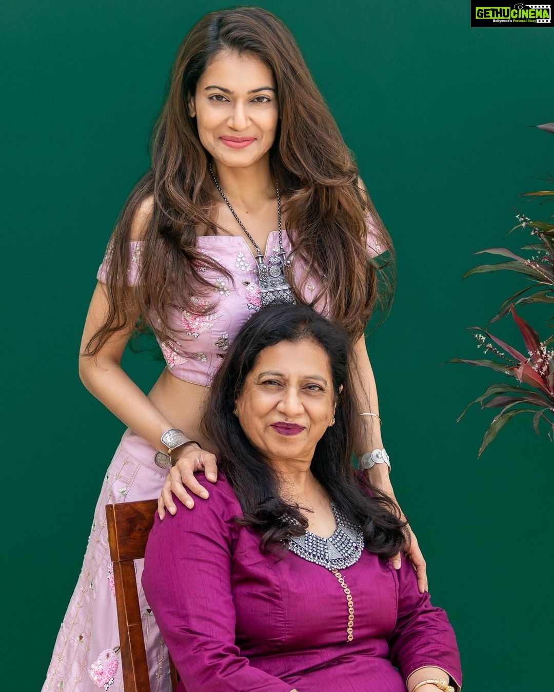 Payal Rohatgi Instagram - विकास शर्मा के ऊपर अब छानबीन करके मुझे ये पता चला है कि ये उनके ऊपर उनकी बीवी ने Pocso act द्वारा case file किया था जहाँ पर उनके ऊपर आरोप लगा था कि वो अपनी बच्ची के साथ शोषण करते हैं। ये सारी इंफोर्मेशन Vikas Sharma की बहन ने उनके Twitter account से post करी February 6th को जबकि January 28 को Vikas का आख़री tweet था। मुझे सिर्फ़ इतना समझना है परिवार से अगर उनको पता था कि Vikas की बीवी उनके ऊपर नक़ली case दर्ज कर रही है तो परिवार ने Vikas को कहकर बीवी के ख़िलाफ़ case क्यों नहीं दर्ज किए ??? क्योंकि यहाँ पर सबको हक़ है अपना जीवन जीने का और अपनी सच्चाई रखने का और परिवार को इस समय जो दुख हो रहा है उसे मैं समझते हुए ये कहना चाहती हूँ सभी लोगों को जिनके घरों में पुरुषों को इस तरह से निशाना बनाया जाता है उन्हें उन पुरुषों को कहना चाहिए कि वो भी सामने आ कर अपने हक़ की लड़ाई लड़े क्यूँकि सबकी ज़िंदगी में कठिनाइयां आती है। परंतु हमें उन कठिनाइयों से लड़ना पड़ता है। Vikas का जो video उनकी बहन ने उसके Twitter पर upload किया उसमें Vikas कह रहे है कि उनके पास खाना नहीं है। अब ये video कहा shoot हुआ ? किस वक़्त shoot हुआ ? Coronavirus लॉकडाउन ke दौरान shoot किया गया ?? ये तो उनकी बहन ही बता सकती है या वो इंसान कौन था जिसको ये video shoot करके भेजा गया क्योंकि किसी न किसी को तो ये video भेजा गया जो उनकी बहन को अब मिला जब शायद उनके पास Vikas को phone हाथ आया होगा। जिस व्यक्ति को ये video भेजा गया उस व्यक्ति का ज़िम्मेदारी था कि वो ये video देखकर Vikas के लिए मदद का इंतज़ाम करे। आज उनकी बहन चाहती है कि Vikas को न्याय मिले और मैं भी चाहती हूँ कि Vikas जैसे अनगिनत पुरुषों को न्याय मिले जो समाज के दबाव में depression में चले जाते हैं और अपने हक़ की लड़ाई नहीं लड़ पाता है। हर एक को भारत में जीने का हक़ है और यह कोई भी महिला उसके महिला होने की वजह से एक पुरुष से नहीं छीन सकती है 🙏 #PayalRohatgi