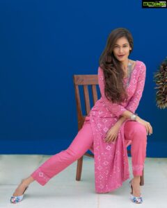 Payal Rohatgi Instagram - आज हम बात कर रहे हैं की रिपब्लिक टेलिविज़न न्यूज़ चैनल के होस्ट विकास शर्मा की मौत किस वजह से हुई क्योंकि अब मैं काफ़ी videos देख रही हूँ जहाँ पर वो एक अलग ही स्थिति में वीडियोस द्वारा कुछ कहना चाहते थे और ये सामान्य स्थिति नहीं लग रही है। हमें जो अभी तक पता था वो ये था कि उनकी मृत्यु को covid के कारण हुई परंतु अब Barkha Trehan जो पुरुष आयोग चलाती है उनका बयान आया है कि विकास शर्मा की मृत्यु के कारण कुछ ओर भी हो सकते हैं क्योंकि उनकी पत्नी ने उनके ऊपर कुछ case दर्ज किये थे जो शायद उन्हें उनके बच्चों से मिलने में रोक रहे थे जिसकी वजह से Vikas Sharma शायद depression में थे। अब sach क्या है ये तो मैं ओर research करके समझकर आपके साथ share करूँगी परंतु मुझे इतना कहना है सभी औरतों से के अगर आप अपनी निजी frustration के कारण पुरुष के ऊपर ग़लत case लगाते हैं तो आपको इसका भुगतान इसी janam में करना पड़ेगा। सुशांत के साथ भी #MeToo movement में जो उनकी costar ने इंतज़ाम लगाया था वो ४ दिन ke बाद वापस तो ले लिया परन्तु वो इल्ज़ाम आख़िर तक सुशांत के दिमाग़ में बस गया था जो उनकी आख़िरी girlfriend Rhea ने भी अपने बयान में दिया है।सुशांत की मृत्यु आत्म हत्या थी परंतु उसके मानसिक स्वास्थ्य के बारे में उसके घर वालों ने ओर मेहनत क्यों नहीं करी ? समाज में पुरुषों की मानसिक स्थिति के बारे में बातचीत क्यों नहीं की जाती ? क्यों उसे एक कलंक माना जाता है ? ये सोच के ऊपर हमें थोड़ा विचार करना चाहिए। Vikas Sharma जिसका video मैंने देखा जहाँ पर वो एक बासी roti खा रहे थे, वो ख़ुद बाहर से khana online क्यों order नहीं कर पाए?? अगर उनके घर में खाना नहीं बना था और वो अकेले रह रहे थे ? क्यों उनके ये leaked video पहले नहीं देखे उनके परिवार ने या उनके दोस्तों ने ? #VikasSharma कि मृत्यु के बाद इस विषय पर बात करके क्या फ़ायदा ? ये फ़ायदा है कि शायद हम आगे पुरुषों को मदद कर सकते हैं जो इस पीड़ा से गुज़र रहे हैं अगर हम अभी आवाज़ उठाते हैं national commission of men के लिए क्योंकि भारत के अंदर महिला और पुरुष दोनों समान है और दोनों को अपना सच रखने का मौक़ा मिलना चाहिए। एक प्रकार से ये ही समय की माँग है और यही होना चाहिए परन्तु मेरा परिवार से भी ये अनुरोध है कि अगर उन्हें ये ख़बर मिलती है कि उनके बेटे या भाई ke साथ ऐसा कुछ हो रहा है तो उन्हें जल्द सही क़दम उठाना चाहिए ना की बात को रफ़ा दफ़ा कर देना चाहिए। #VikasSharma के ऊपर ओर छानबीन करके इंफॉर्मेशन लेने का मैं प्रयास करूँगी 🙏 #PayalRohatgi