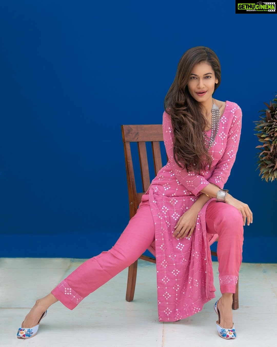 Payal Rohatgi Instagram - आज हम बात कर रहे हैं की रिपब्लिक टेलिविज़न न्यूज़ चैनल के होस्ट विकास शर्मा की मौत किस वजह से हुई क्योंकि अब मैं काफ़ी videos देख रही हूँ जहाँ पर वो एक अलग ही स्थिति में वीडियोस द्वारा कुछ कहना चाहते थे और ये सामान्य स्थिति नहीं लग रही है। हमें जो अभी तक पता था वो ये था कि उनकी मृत्यु को covid के कारण हुई परंतु अब Barkha Trehan जो पुरुष आयोग चलाती है उनका बयान आया है कि विकास शर्मा की मृत्यु के कारण कुछ ओर भी हो सकते हैं क्योंकि उनकी पत्नी ने उनके ऊपर कुछ case दर्ज किये थे जो शायद उन्हें उनके बच्चों से मिलने में रोक रहे थे जिसकी वजह से Vikas Sharma शायद depression में थे। अब sach क्या है ये तो मैं ओर research करके समझकर आपके साथ share करूँगी परंतु मुझे इतना कहना है सभी औरतों से के अगर आप अपनी निजी frustration के कारण पुरुष के ऊपर ग़लत case लगाते हैं तो आपको इसका भुगतान इसी janam में करना पड़ेगा। सुशांत के साथ भी #MeToo movement में जो उनकी costar ने इंतज़ाम लगाया था वो ४ दिन ke बाद वापस तो ले लिया परन्तु वो इल्ज़ाम आख़िर तक सुशांत के दिमाग़ में बस गया था जो उनकी आख़िरी girlfriend Rhea ने भी अपने बयान में दिया है।सुशांत की मृत्यु आत्म हत्या थी परंतु उसके मानसिक स्वास्थ्य के बारे में उसके घर वालों ने ओर मेहनत क्यों नहीं करी ? समाज में पुरुषों की मानसिक स्थिति के बारे में बातचीत क्यों नहीं की जाती ? क्यों उसे एक कलंक माना जाता है ? ये सोच के ऊपर हमें थोड़ा विचार करना चाहिए। Vikas Sharma जिसका video मैंने देखा जहाँ पर वो एक बासी roti खा रहे थे, वो ख़ुद बाहर से khana online क्यों order नहीं कर पाए?? अगर उनके घर में खाना नहीं बना था और वो अकेले रह रहे थे ? क्यों उनके ये leaked video पहले नहीं देखे उनके परिवार ने या उनके दोस्तों ने ? #VikasSharma कि मृत्यु के बाद इस विषय पर बात करके क्या फ़ायदा ? ये फ़ायदा है कि शायद हम आगे पुरुषों को मदद कर सकते हैं जो इस पीड़ा से गुज़र रहे हैं अगर हम अभी आवाज़ उठाते हैं national commission of men के लिए क्योंकि भारत के अंदर महिला और पुरुष दोनों समान है और दोनों को अपना सच रखने का मौक़ा मिलना चाहिए। एक प्रकार से ये ही समय की माँग है और यही होना चाहिए परन्तु मेरा परिवार से भी ये अनुरोध है कि अगर उन्हें ये ख़बर मिलती है कि उनके बेटे या भाई ke साथ ऐसा कुछ हो रहा है तो उन्हें जल्द सही क़दम उठाना चाहिए ना की बात को रफ़ा दफ़ा कर देना चाहिए। #VikasSharma के ऊपर ओर छानबीन करके इंफॉर्मेशन लेने का मैं प्रयास करूँगी 🙏 #PayalRohatgi