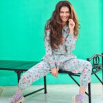 Payal Rohatgi Instagram – मेरा निशाना यहाँ पर एक फिल्ममेकर है जिनको मैं जानती तक नहीं थी परंतु उनका ट्वीट देखकर जब मैंने इनके नाम के ऊपर गूगल सर्च किया तो मुझे पता चला इन्होंने 2002 गुजरात दंगो के ऊपर डॉक्युमेंट्री बनायी है जिसके लिए उन्हें मनमोहन सिंह की सरकार ने नेशनल पुरस्कार दिया है। इनका नाम है Rakesh Sharma 🙏
अब Rakesh जी को शायद काम नहीं मिल रहा है bollywood में इतना Modi विरोधी अजेंडा फैलाने के बाद भी। फिर से अब सुर्ख़ीयों में आने के लिए नया ऐंगल try कर रहे हैं और angle है कि Payal Rohatgi और Subramaniam Swamy ke ऊपर sedition के charge क्यों नहीं लगाए जाते हैं Modi Sarkar द्वारा ?? उस का कहना है की Modi Sarkar जानबूझ के sedition के charge छात्र, किसान, comedian और human rights activist ke ऊपर लगाती है क्योंकि ये लोग Modi Sarkar के विरोध बोलते हैं परंतु Modi Sarkar sedition के charge Payal Rohatgi पर नहीं लगाते ???
तो इस बेवक़ूफ़ filmmaker को इतना ही कहना है sedition के charge उन लोगों पर लगाए जाते हैं जो Sarkar के ख़िलाफ़ आंदोलन करते हैं। सबको पता है कि पायल Modi समर्थक है 🤣 रही बात Payal ke ऊपर jo case दर्ज किए गए हैं उन videos में Payal ने Motilal Nehru की बीवी या गिनी थी और Subramaniam Swamy ने Rahul gandhi को cocaine का सेवन करने वाला बताया था। ये दोनों इंतज़ाम या यह statements से कम्यूनल violence नहीं हो सकता भारत के अंदर क्योंकि ये निजी comments थे परंतु जो छात्र, किसान, comedian, human rights एक्टिविस्ट की बात Rakesh Sharma कर रहे हैं उनके video से भारत ke अंदर दंगे हुए हैं और ये दंगों को भारत के news channels पर दिखाया गया है।
इसके बावजूद भी बेवक़ूफ़ इंसान को समझ नहीं पड़ता sedition का मतलब, कम्यूनल violence का मतलब, निजी comments करने का मतलब तो मुझे लगता हूँ इसे माफ़ कर dena चाहिए क्योंकि इसके अंदर कोई वृद्धि नहीं है🙏 #payalrohatgi