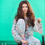 Payal Rohatgi Instagram – #JamieMargolin को निशाना बना रही हूँ मैं यहाँ पर क्यूँकि उसने अपना नाक घुसाया भारत के किसान आंदोलन में। तो यह अमेरिकन climate justice activist जो मानती है कि इंसान की वजह से climate यानी वातावरण में बदलाव आया है तो उसे यह पूछना है और बताना है कि शायद यही इंसान कि वजह से अब शायद वातावरण को बचाने का भी प्रयास किया जा रहा है 🙄
भारत के किसान के मुद्दे को अंतर्रष्ट्रिय मुद्दा बनाने का जो प्रयास किया गया तो भारत के बढ़ते petrol के दाम को भी मुद्दा बनाइए क्यूँकि यह भी मोदी सरकार के नेतृत्व में हुआ है। अब जब पेट्रोल का दाम बढ़ेगा तो लोग कम अपने वाहन को बाहर निकलेंगे रास्ते पर और उससे कम प्रदूषण होगा। तो climate activist को खुश होना चाहिए यह हरकत से ही मोदी सरकार द्वारा किया गया। यह लोगों को कटघरे में इसलिए खड़ा किया मैंने क्यूँकि यह भारत के किसान मामले में बड़ी दिलचस्पी ले रहे थे तो भारत के पेट्रल में भी दिलचस्पी ले 😼
मोदी सरकार से दिक़्क़त है तों मोदी सरकार के यह पेट्रोल वाले ऐंगल पर भी ज्ञान दे 😂
#PayalRohatgi