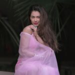 Payal Rohatgi Instagram - #DishaRavi जिसे गिरफ़्तार किया गया है वो एक Christian नहीं है परंतु एक हिंदू है। उसका ग़लत नाम right wing activist ने कल Twitter पर trend किया जिसकी वजह से मुझे भी लगा की DishaRavi एक ईसाई धर्म मानने वाली औरत है और ये सोच को मद्देनज़र रखते हुए मैंने कहा कि जैसे Sabarimala मंदिर को जिस प्रकार ईसाई धर्म की महिलाओं ने target किया शायद वो ही सोच रखती है Disha जो एक सोच हमारे दिमाग़ में बस गई है क्योंकि ग़लत तरीक़े sanatana ही logon को निशाना बनाया gaya Kerela ke अंदर Sabarimala मंदिर ke मुद्दे पर। अब इतना ही कहना है सारे leftist को कि Disha की गिरफ़्तारी पर इतना drama करना ग़लत है क्योंकि अगर वो बेगुनाह है तो उसे bail मिल जाएगी और अगर वो गुनहगार है तो उसे सजा मिलनी चाहिए क्योंकि उसने वो ही टूलकिट का प्रयोग किया जो टूलकिट Greta ने अपने Twitter account से tweet kiya था। अब जब US के अंदर दंगा होता है तब Twitter Trump का account suspend कर देती है ये कहकर कि उसके tweets की वजह से दंगे हुए मगर जब Bharat के अंदर दंगे होते हैं तो वो ही Twitter उन लोगों का account suspend नहीं करती जो इन दंगों के पीछे होते हैं 🙄 ये जो इनका drama है यह बहुत ज़्यादा ग़लत है। ये कह कर सिर्फ़ इतना ही कहना है disha को भी न्याय मिले क्योंकि beri disha से कोई निजी दुश्मनी नहीं है🙏 #payalrohatgi