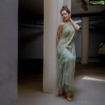 Payal Rohatgi Instagram - ये वीडियो में मैं टारगेट कर रही हूँ #TehseenPoonawalla को जो बोहोत ही हकला हकलाकर कॉन्फिडेंस के बिना वीडियो बना रहे हैं मोदी जी को टारगेट करने के लिए😂 उनको सिर्फ़ इतना ही कहना है कि video upload करने से पहले दो तीन बार rehearsal कर ले और फिर video को बनाएँ जो वो upload करना चाहते हैं क्योंकि यहाँ पर उनकी जो सोच है कि Modi विरोधी लोगों को jail में डाला जाता है ये ग़लत सोच है। Payal Rohatgi Modi समर्थक हैं और उसे भी jail में रहना पड़ा ३० घंटों ke लिए । रही बात उनका kisaan आंदोलन ke साथ समर्थन देना और फोटोग्राफ्स खिंचाना उनसे सिर्फ़ यही विनती है कि किसानों bill को पढ़ लें क्योंकि पढ़े लिखे हैं और उनका प्रसिद्ध होने का कारण है कि उन्होंने एक hindu mahila से शादी करी है तो थोड़ा बोहोत research करके कोई bill का विरोध करे। अनपढ़ की तरह भेड़ बकरी की तरह bill के ख़िलाफ़ खड़े नहीं हो जाए क्योंकि वो Modi Sarkar ने लोकतंत्र तरीक़े से Lok Sabha और Rajya Sabha में pass करवाया है। रही बात Tehseen कह रहे हैं कि बेरोज़गारी बढ़ गई है क्योंकि economy ख़राब है तो उनको सिर्फ़ इतना कहना है कि बेरोज़गारी का कारण ढूंढने का प्रयास करे और जनसंख्या नियंत्रण क़ानून के ऊपर भी video बनाएँ क्योंकि कुछ लोग बच्चों को जानवर की तरह पैदा करते हैं। तो सरकार किस प्रकार से उन बच्चों ke लिए रोज़गार पैदा करेगी और यहाँ पर मैं एक क़ौम को निशाना नहीं बना रही बस सभी लोगों को कटघरे में खड़ा कर रही हूँ जो 2 ज़्यादा बच्चे पैदा कर रहे हैं आज के ज़माने में । उम्र का angle देने wale ये log #DishaRavi ke गिरफ़्तार पर भूल गए के Pulwama आतंक के पीछे जो इन्सान था वो भी 21 वर्षीय था और वो एक गुनहगार था मासूम लोगों का हत्यारा था 🙏 #PayalRohatgi
