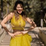 Payal Rohatgi Instagram - #HoneySingh का एक नया music वीडियो आया है जहाँ पर वो whiskey पीना और weed फूखने का प्रचार कर रहे हैं क्योंकि उनको cool दिखना है। अब हनी सिंह का जो past है वहाँ पर वो दो साल के लिए ग़ायब हो गए थे क्योंकि उन्होंने ख़ुद क़बूल किया कि वो bipolar disorder के शिकार थे और वो alcoholic थे जिसकी वजह से उन्हें कई महीनों तक लोगों से मिलना पसंद नहीं आ रहा था और जो दवाइयां ले रहे थे जो काम नहीं कर रही थी। बहुत सारे लोगों ने तो ये भी अफ़वाहें फैलायी कि वो Rehab में थे दो साल के लिए परन्तु उन्होंने इसका इनकार करते हुए सिर्फ़ ये कहा कि वो कुछ दवाइयाँ ले रहे थे अपने bipolar disorder के लिए जिसकी वजह से वे लोगों को मिलना नहीं चाहते थे और अकेले रहना पसंद करते थे। परंतु आज जब वो फिर से अपनी second innings शुरू कर रहे हैं तो उन्हें इस प्रकार से युवा पीढ़ी को फिर से नशा करने का प्रचार नहीं करना चाहिए था अपने म्यूज़िक वीडियो में जो देख मुझे बोहोत ज़्यादा निराशा हुई। इस music video को T series ne प्रोड्यूस kiya है जिसे देख मुझे लग रहा है आगे जाके weed के brand भी market में खुले दिखने लगेंगे। #PayalRohatgi