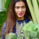 Payal Rohatgi Instagram - आज हम बात करते हैं कुछ ओर इंफॉर्मेशन के ऊपर जो हमें रिंकू शर्मा के मृत्यु के ऊपर मिली है। रिंकू शर्मा जो बजरंग दल से जुड़े हुए थे उनका कोई रेस्टोरेंट नहीं था ऐसे उनके भाई कह रहे हैं क्योंकि जो leftist गैंग है वो जान बूझकर रिंकू शर्मा की communal मौत को एक business rivalry का एंगल देना चाह रहे हैं जो ग़लत है। यहाँ पर उनके भाई ने कहा कि कैसे जिन लोगों ने रिंकू शर्मा को मारा वो पहले उनके घर घुसकर LPG का cylinder लेने का प्रयास कर रहे थे जो दर्शाता है कि कैसे वो पूरे ख़ानदान को जलाना चाहते थे। परंतु gas cylinder न मिलने के कारण उन्होंने रिंकु को छुरी से मार। उन्होंने रिंकु की माताश्री का गला भी घोंटने का प्रयास किया ऐसे Rinku की माताश्री कह रही है। अब यहाँ पर मैं Rinku के परिवार पर ज़्यादा भरोसा करूँगी क्योंकि उन्हें झूठ बोलने का कोई लोभ नहीं है। उनका बेटा इस दुनिया से चला गया है और वो जो बोल रहे हैं वो अपनी आपबीती बोल रहे हैं। Rinku एक lab technician थे जो balaji hospital में काम करते थे और और जिन लोगों ने Rinku को छुर्री मारा उसमें से एक व्यक्ति तो hospital के emergency ward में भी गया था छूरी को Rinku की पीठ से निकालने के लिए । Delhi police ने जिन paanch व्यक्तियों को गिरफ़्तार किया है वो सब के सब मुसलमान हैं और Rinku का bhai ये कह रहा था कि Rinku और वो मंगलवार को हनुमान चालीसा का पाठ रखते थे, राम मंदिर के भूमि poojan के समय चंदा इकट्ठा करने पड़ोसियों के पास जाते थे और ये सब देख जो मुसलमान पड़ोसी थे उन्हें दिक़्क़त हुआ करती थी जिनको Rinku ने रक्तदान भी कभी दिया था जब वो ज़िंदा था। ये सब सुनकर जिस प्रकार से सच्ची बात को छुपाया जा रहा है leftist gang द्वारा ये ग़लत है और हमें एकजुट होकर लड़ना पड़ेगा और आवाज़ उठानी पड़ेगी अगर communal angle की वजह से एक हिंदू की हत्या होती है हिन्दुस्तान ke अंदर 🙏 #PayalRohatgi