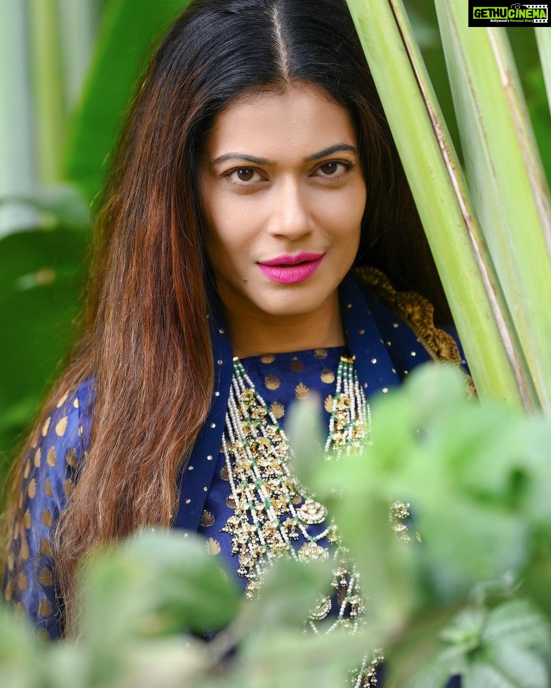 Payal Rohatgi Instagram - आज हम बात करते हैं कुछ ओर इंफॉर्मेशन के ऊपर जो हमें रिंकू शर्मा के मृत्यु के ऊपर मिली है। रिंकू शर्मा जो बजरंग दल से जुड़े हुए थे उनका कोई रेस्टोरेंट नहीं था ऐसे उनके भाई कह रहे हैं क्योंकि जो leftist गैंग है वो जान बूझकर रिंकू शर्मा की communal मौत को एक business rivalry का एंगल देना चाह रहे हैं जो ग़लत है। यहाँ पर उनके भाई ने कहा कि कैसे जिन लोगों ने रिंकू शर्मा को मारा वो पहले उनके घर घुसकर LPG का cylinder लेने का प्रयास कर रहे थे जो दर्शाता है कि कैसे वो पूरे ख़ानदान को जलाना चाहते थे। परंतु gas cylinder न मिलने के कारण उन्होंने रिंकु को छुरी से मार। उन्होंने रिंकु की माताश्री का गला भी घोंटने का प्रयास किया ऐसे Rinku की माताश्री कह रही है। अब यहाँ पर मैं Rinku के परिवार पर ज़्यादा भरोसा करूँगी क्योंकि उन्हें झूठ बोलने का कोई लोभ नहीं है। उनका बेटा इस दुनिया से चला गया है और वो जो बोल रहे हैं वो अपनी आपबीती बोल रहे हैं। Rinku एक lab technician थे जो balaji hospital में काम करते थे और और जिन लोगों ने Rinku को छुर्री मारा उसमें से एक व्यक्ति तो hospital के emergency ward में भी गया था छूरी को Rinku की पीठ से निकालने के लिए । Delhi police ने जिन paanch व्यक्तियों को गिरफ़्तार किया है वो सब के सब मुसलमान हैं और Rinku का bhai ये कह रहा था कि Rinku और वो मंगलवार को हनुमान चालीसा का पाठ रखते थे, राम मंदिर के भूमि poojan के समय चंदा इकट्ठा करने पड़ोसियों के पास जाते थे और ये सब देख जो मुसलमान पड़ोसी थे उन्हें दिक़्क़त हुआ करती थी जिनको Rinku ने रक्तदान भी कभी दिया था जब वो ज़िंदा था। ये सब सुनकर जिस प्रकार से सच्ची बात को छुपाया जा रहा है leftist gang द्वारा ये ग़लत है और हमें एकजुट होकर लड़ना पड़ेगा और आवाज़ उठानी पड़ेगी अगर communal angle की वजह से एक हिंदू की हत्या होती है हिन्दुस्तान ke अंदर 🙏 #PayalRohatgi