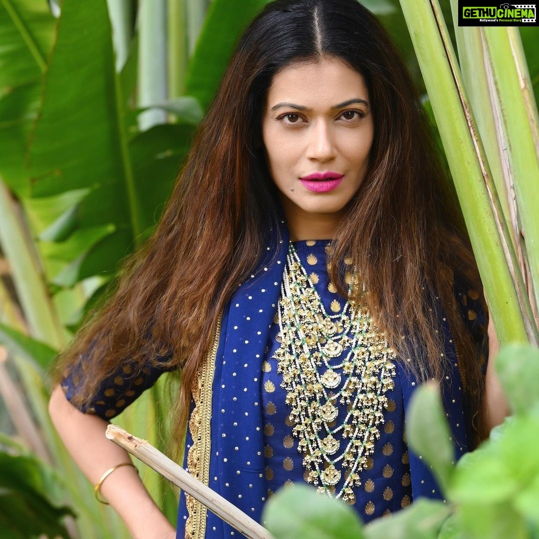 Payal Rohatgi Instagram - मैं चाहती हूँ कि पुरुष आयोग की chief #BarkhaTrehan अब FIR दर्ज करे कांग्रेस की feminist नेता #AlkaLamba के ख़िलाफ़ क्योंकि उस ने मोदी जी को नपुंसक और आतंकवादी बुलाया। मोदी जी पुरुष है उसका मतलब ये नहीं कि उनके ऊपर इस तरह का भद्दा मज़ाक किया जाए क्योंकि यही Feminist कॉम अब मेरे मज़ाक से नाख़ुश हैं जो मैंने एक महिला आंदोलन जीवी के ऊपर किया जो CAA की आड़ में दिल्ली को जलाने का संदेश दे रही थी भारत के मुसलमानों को दिन दहाड़े और रात के समय ख़ुद अपनी निजी ख्वाहिशें पूरी कर रही थी जिसकी वजह से वो गर्भवती हुई। अगर एक महिला को कहना कि वो कॉन्डोम का प्रयोग करें एक शिक्षा या मज़ाक के तौर पे लोग नहीं ले सकते तो फिर एक पुरुष को आतंकवादी और नपुंसक कहना कहाँ का मज़ाक है ???? Feminist का मज़ाक मज़ाक़ और Payal का मज़ाक़ पर FIR 🤪 अरे वाह 🙏 #PayalRohatgi