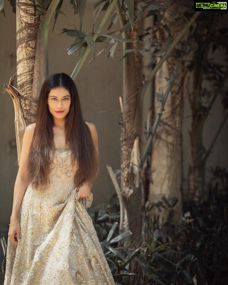 Payal Rohatgi Instagram - आज में बात करने वाली हूँ आंदोलनजीवी #LeherSethi के बारे में क्योंकि ये अपने आप को इस title से पुकारना चाहती है।आंदोलनजीवी के बारे में तो आपने सुना होगा आदरणीय प्रधानमंत्री श्री नरेन्द्र मोदी जी के मुँह से और यही आंदोलनजीवी है इस #LeherSethi के inspiration 🤪 अब बिचारी feminist बने या आंदोलनजीवी 🙄 जो भी बने उसे मोदी विरोधी होना पड़ेगा ज़रूर क्योंकि सभी leftist लोग मोदी विरोधी अजेंडे से अपनी rozi roti खाते हैं 😜 Sethi को ख़ुशी है कि आठ महीने की उसकी जो मेहनत थी वो सफल हुई क्योंकि मेरे ख़िलाफ़ FIR दर्ज कराई गई delhi police में क्यूँकि मैंने एक female protestor के ऊपर मज़ाक बनाया। अब female protestor Safoora Zagar थी minority क़ौम वाली तो मज़ाक Leher Sethi को हज़म नहीं हुआ 🙄 परंतु वो चाहती हैं कि Twitter ke ऊपर मज़ाक Modi Sarkar को सहन करना चाहिए। Modi Sarkar तो मोदी जी के खिलाफ़ जो comments किए जाते हैं उसे सहन करती है कि भारत ke कुछ नागरिक Modi जी को आतंकवादी कहते हैं।परंतु ये Sethi जैसे आंदोलनजीवी ये भूल जाते हैं जब पायल safoora को कॉन्डोम use करने ke लिए कहती है क्योंकि आंदोलन करते samay वो pregnant हो जाती है और वो नहीं चाहती कि jail में भी safoora से गलती ही जाए तो उसके मज़ाक को sehen करने की क्षमता नहीं है इनमे 🙄 ये लोग freedom of speech और संविधान की बात करते हैं परंतु Payal का Twitter account और Rangoli का Twitter account उड़ाया जाता है तब इनको free speech याद नहीं आती। आज ये freedom of speech की बात उस मुद्दे में कर रहे हैं जिस मुद्दे में Modi Sarkar कह रही है कि Misinformation को जानबूझ के फैलाया जा रहा है kisaan आंदोलन की आड़ में । ये हैं आपकी आंदोलनजीवी lehar sethi जो मेरे ख़िलाफ़ FIR दर्ज करके ये समझ रही है कि उसके narrative को मैं ऐसे ही क़बूल करूँगी परंतु ऐसा नहीं होगा अगर वो मेरे ख़िलाफ़ ग़लत narrative फैलाएगी तो मैं उसकी असलियत सबके सामने रखूंगी । #payalrohatgi