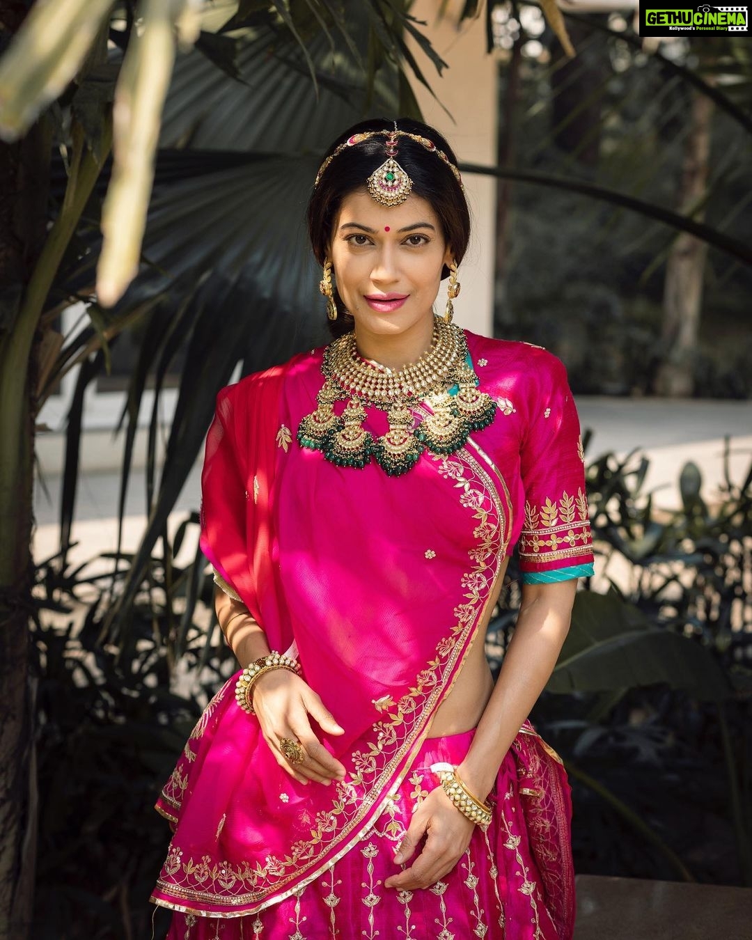 Payal Rohatgi Instagram - भारत के अंदर feminists बेचारे बेरोज़गार है और अपने रोज़गार के लिए सुर्ख़ीयों में आने के लिए वो उन लोगों को निशाना बनाते हैं जो मोदी जी का समर्थन करते हैं या फिर देश के हित में सोचने का प्रयास करते हैं। आपने तो देखा होगा दुनिया भर में ये कॉम Feminist कॉम काफ़ी प्रसिद्ध है जहाँ पर वो देश हित में कम सोचती है और देश के ख़िलाफ़ अजेंडे को ज़्यादा सपोर्ट करती है।#KamlaHarris जो US की vice president बनी है वो इन feminist की पोस्टर गर्ल है।उसकी भतीजी Meera Harris को Bharat ke kisaan आंदोलन में काफ़ी दिलचस्पी थी और उसका समर्थन दे रही थी। वो Meena हिंदू बन जाती है जब मोदीजी की fascism ke ऊपर उसको टिप्पणी देनी होती है वो fascism जिसमें Modi जी की Sarkar अनगिनत बार किसानों से बातचीत करने का प्रयास करती है परंतु यह feminists sanatana dharm के ख़िलाफ़ बोलते हैं जब उनको अपना feminism का angle दर्शाना होता है 😜 भारत के अंदर एक नई feminist पैदा हुई है जिसका नाम है न #NaazPatel जिसको Myntra के logo ke अंदर एक नंगी औरत का शरीर दिखाई देता है 🙀 ऐसे feminist को दूर भगाने ke लिए Myntra वालों ने फटाफट अपना poster ही change कर दिया क्योंकि किसके पास समय नहीं है बेरोज़गार के मुँह लगने के लिए🤪 दूसरी feminist अब मेरी नज़र में आयी है क्यूंकि बिचारी ने काफ़ी महीनों से मुझे निशाना बनाने के लिए मेहनत करी है। उसका नाम है lehar sethi जिसको मेरे suspended Twitter account ke कुछ tweet से दिक़्क़त है 🤔 आज भी minority का ऐंगल लाकर उन tweets के आधार पर मुझे गिरफ़्तार करने का प्रयास कर रही है। Delhi police शायद FIR दर्ज कर चुकी है क्योंकि ऐसी news मैंने पढ़ी है परंतु इसके ऊपर जवाब मेरे वकील देंगे जब भी हमारे pass काग़ज़ आएंगे । परंतु इतना ही कहना है कि मैंने बात करी थी Safoora Zagar ke प्रेगनेंसी ke ऊपर क्योंकि उसका प्रेगनेंसी एक victim card की तरह खेला जा रहा था जब उसे गिरफ़्तार किया गया था CAA ke नाम पर delhi जलाने ke पीछे। मुझे तो बस इतना ही कहना है कि मैं ख़ुश हूँ कि मैं बेरोज़गार feminists ओर trolls को रोज़गार देती हूँ जो बेचारे मेरे नाम से अपनी rozi roti चला लेते हैं परंतु दया आती है इनके ऊपर कि ये कब तक अपना minority ऐंगल चला पाएंगे social media ke ज़माने में क्योंकि इनका दोगलापन सबके सामने धीरे धीरे आता जाएगा। ये लोगों का agenda है abhi par आक्रमण करके ये विचारधारा फैलाने का कि मैं नफ़रत फैलाते हूँ jo ज़रूर आने wale samay में इनके मुँह पर तमाचा की तरह पड़ेगा 🙏 #PayalRohatgi