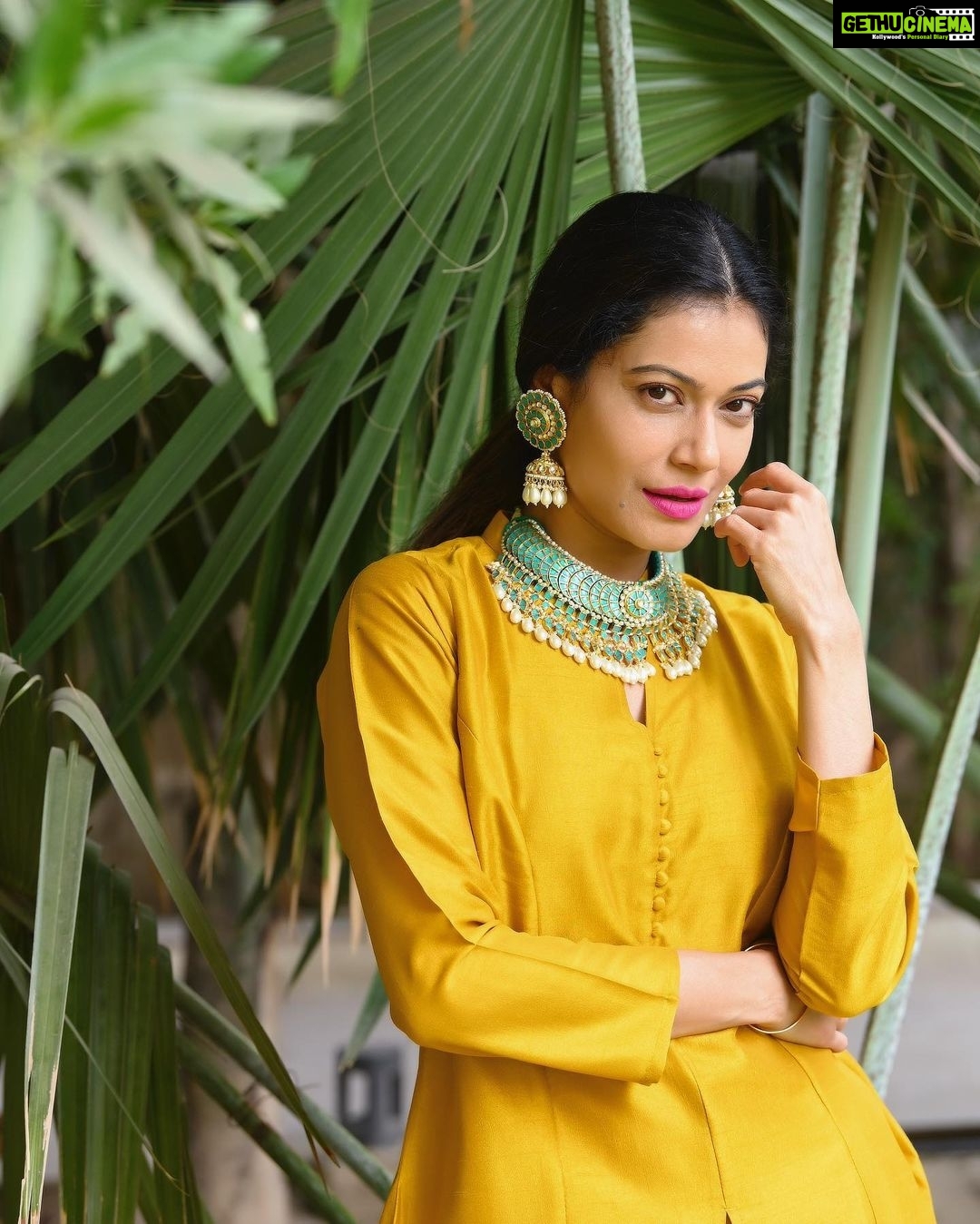 Payal Rohatgi Instagram - आप सब लोग जानते हैं कि मैं भगवान राम की भक्त हूँ मगर इसके बावजूद मैंने अभी तक भगवान राम के भव्य मंदिर के लिए donations नहीं माँगी। ये इस कारण है क्योंकि ये विचारधारा है के हिंदू temple में जो चंदा आता है उस चंदे के ऊपर राज्य की Sarkar का हक़ होता है और ये ग़लत है क्योंकि राज्य की जो Sarkar होती है हरेक प्रदेश की उसका प्रदेश के मस्जिद या चर्च में आने वाले चंदे पर नहीं होता। मुझे लगता है कि क़ानून सभी के लिए समान होना चाहिए परंतु भारत के संविधान के अंदर एक article है जो article मंदिर में आने wale चंदे के ऊपर राज्य Sarkar का control जताती है। जब तक कि क़ानून निकलता नहीं तब तक मुझे मंदिर में चंदा देने का मन नहीं करता। #RamMandir UP Sarkar ke अंदर है और UP Sarkar से मुझे कोई निजी दुश्मनी नहीं परन्तु मैं चाहती हूँ की UP Sarkar एक Sandesh दे सभी सनातनी लोगों ke लिए। वो ख़ुद Ram मंदिर में चंदे को स्वीकार न करके इसके ख़िलाफ़ बाक़ी राज्यों की सरकारों को भी सहमत करे के hindu मंदिरों में आने वाले चंदे पर राज्य सरकार का जो control है वो ख़त्म हो जाए। जब ये होगा तब में Ram मंदिर में ज़रूर donations का video बनाऊँगी। साथ साथ में दक्षिण Bharath में हमने देखा है कि कैसे वहाँ पर church बनाए गए हैं हिंदू मंदिरो कि ज़मीनों पर।हमें आवाज़ उठानी पड़ेगी इसके ख़िलाफ़ क्योंकि Macaulay गुरुकुल प्रथा के ख़िलाफ़ था और उसने गुरुकुल प्रथा को ख़त्म कर Bharath ke अंदर convent स्कूलों की स्थापना करी जो convent school दक्षिण Bharath में धर्म परिवर्तन का काम करते हैं और हिंदू मंदिरों के चंदे से ये परिवर्तन करते हैं। #payalrohatgi