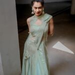 Payal Rohatgi Instagram - जब से मैंने भारत के इतिहास को समझने का प्रयास किया है मैंने ये समझा है कि गांधी परिवार जानबूझकर हिन्दुओं के ख़िलाफ़ साज़िश रचता हुआ आया है क्योंकि जो बटवारा हुआ भारत का उस बँटवारे को अगर हम धर्म ke aadhaar par देखें तो फिर भारत एक हिंदू राष्ट्र होना चाहिए था उस बँटवारे में परंतु ऐसा नहीं हुआ। अब मैं आपसे अपनी सोच share करना चाहती हूँ इस विचार के ऊपर के मुझे नहीं लगता इंदिरा गांधी हिन्दुओं के ख़िलाफ़ थी क्योंकि उनके नेतृत्व मे Operation Bluestar execute हुआ जिसमें Bhindrawala की मौत हुई। वो Bhindrawala जिसको लेफ्टिस्ट gang आतंकवादी कहकर पुकारता है और दूसरी ओर punjab के बुज़ुर्ग उन्हें sant कहते पुकारते हैं।अब सच क्या है ये मुझे नहीं पता क्योंकि मैं उस समय पैदा नहीं हुई। मैं Bhindranwale की जो भी इंफॉर्मेशन समझने का प्रयास करूँ वो मुझे किताबों से और internet से ही मिलेगा। मैं सिर्फ़ इतना ही कहना चाहती हूँ कि Bhindranwale के videos social media par देखें किसान आंदोलन द्वारा वहाँ पर वो कह रहे थे कि अगर एक सोच है कि हिंदू और सिख bhai bhai है तो फिर जब आतंक होता है तो आतंक का इल्ज़ाम पूरा क्यों सिखों पर लगाया जाता है ??? वो khalistan की सोच का प्रचार कर रहे थे और उनके नेतृत्व में काफ़ी हिन्दुओं की मौत हो रही थी punjab के अंदर ऐसा मैंने पड़ा । इंद्रा गाँधी जी भी khalistan की माँग उनकी पूरी नहीं करना चाहती थी इसलिए उन्होंने Operation Bluestar execute करवाया जिसकी vajah से भिंडरावाला ke followers ने इंदिरा गांधी को कुछ महीनों में मार डाला। अगर इंद्रा गाँधी हिंदुओं के ख़िलाफ़ होती तो Bhindrawala को क्यों उसने मरवाया क्योंकि कहीं न कहीं वो khalistan कि उसकी माँग पूरी नहीं करना चाहती थी और ये देख कर मैं समझती हूँ कि शायद इंदिरा गांधी हिन्दुओं के ख़िलाफ़ नहीं थी 🙏 #payalrohatgi