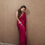 Payal Rohatgi Instagram - बहुत सारे लोगों ने मुझ पर आरोप लगाया कि मैं WhatsApp University की graduate हूँ क्योंकि मैं WhatsApp इंफॉर्मेशन को अपने videos में कहती हूँ। इनहि सब लोगों को मुझे कहना है कि आप के वरिष्ठ भाजपा के नेता Subramaniam Swamy जिनको मैं मिली थी मेरे बून्दी jail वाले घटना के बाद उन्होंने भी WhatsApp इंफॉर्मेशन द्वारा एक tweet किया है petrol के दाम को लोगों के सामने रखने के लिए। परंतु उनसे गलती ये हो गई कि वो WhatsApp forward में इंफॉर्मेशन ग़लत थी😁 अब मुझे सिर्फ़ इतना ही कहना है Subramaniam Swamy जी ने hindutva के लिए बोहोत कुछ किया है और RamSetu को फिर से राष्ट्रीय सम्मान मिले उसके लिए भी काफ़ी मेहनत करी है। परंतु यहाँ पर वो भी Fake इंफॉर्मेशन के विक्टिम बन गए और उन्होंने WhatsApp Forward को अपने tweet में tweet कर दिया। ये बात यही बताती है कि Subramaniam Swamy हो या Shashi Tharoor या Payal Rohatgi अगर किसीने अनजाने में कोई fake ख़बर लोगों के सामने रखा है तो उसे माफ़ कर देना चाहिए मगर अगर कोई जानबूझकर एक fake narrative को फैला रहा है communal violence ke लिए तो ये डंडनिय है। Swamy जी ने China के ऊपर भी इंफॉर्मेशन रखी है साथ साथ में उन्होंने ये भी आरोप लगाया था कि गणतंत्र दिवस पर जो दंगे हुए वो भाजपा ke गुंडों ne किए थे।उन्होंने covid vaccine ke ऊपर भी काफ़ी अविश्वसनीय टिप्पणी करी है ।मुझे तो सिर्फ़ इतना ही कहना है कि मैं किसी के ऊपर आँख बंद करके विश्वास नहीं करती हूँ। अब दो अगर कोई आदमी sach जानने ke बाद भी झूठ ke साथ खड़ा रहे तो ये समझदारी नहीं है। #payalrohatgi