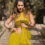 Payal Rohatgi Instagram - अगर मेरी जगह कोई अकेली लड़की ऐसे taxi में बैठी होती और उसके साथ ऐसा बर्ताव इस driver ने किया होता और वो लड़की चुप नहीं हुई होती तो ये आदमी taxi को क्या कोई दीवार के साथ भीड़ देता ??? या ये ladki को किस ओर जगह ले जाता ?? मुझे समझ नहीं पड़ा क्योंकि उसका जो व्यवहार था वो काफ़ी abnormal था और इस प्रकार से हिंसक होकर बात करना जब के passengers taxi धीरे चलाने को कह रहे हैं बहुत ज़्यादा shocking था। मैं पूरे रास्ते चुप रही और camera से recording भूल गयी। मेरा दिमाग़ नहीं चला कि मैं police को phone कारु ।मगर ghar पहुँचने के बाद meru cab ke helpline को phone किया और ये वाक़या उनके साथ share kiya, complaint करी driver के ख़िलाफ़। अब देखते हैं क्या होता है परंतु हम को इससे ये सीखना चाहिए कि अगर कोई हमारे साथ ग़लत तरीक़े से पेश आ रहा है शुरुआत में तो वो बात को नज़रअंदाज़ नहीं करते हुए उस इंसान के साथ सफ़र नहीं करना चाहिए 🙏 भारत के अंदर जो cab के driver होते हैं उनको naukri पर रखते समय कड़े क़ानून होने चाहिए। ग़ड्डी के अंदर कैमरे install होने चाहिए जब इनकी rides होती है तब ये camera चालू होने चाहिए क्योंकि इस प्रकार से एक driver का व्यवहार पूरी company को बदनाम कर सकता है और कोई दुर्घटना कर सकता है जिसके लिए पूरी company ज़िम्मेदार होगी🙏 #payalrohatgi