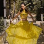 Payal Rohatgi Instagram - आप सब को पता है की कुछ महीनों से मैं बात कर रही हूँ बहुत सारे मुद्दों के ऊपर और अपनी राय रख रही हूँ।उन मुद्दों पर जो मुद्दे देश से जुड़े हुए हैं, धर्म से जुड़े हुए हैं और कुछ ऐसे मुद्दों पर जो मेरे दिल को छू लेते हैं जैसे सुशांत सिंह राजपूत की मृत्यु। अब मैंने सोचा कि जब मैं लोगों के साथ एक संबंध बनाने का प्रयास कर रही हूँ अपने videos द्वारा तो क्यों न उन्हें अपनी निजी ज़िंदगी के अंदर जो मैं करती हूँ local brand को promote करने के लिए वो भी दिखाऊ और साथ साथ में मैं जो यात्राएं लेती हूँ उनके ऊपर भी videos बनाकर लोगों से उन यात्राओं में जो मैंने देखा वो share करूँ। अब मैं Ahmedabad से मुंबई अपनी mummy के साथ १ साल ke बाद आयी क्योंकि करोना में मेरी माताश्री घर से बाहर नहीं निकली।मैंने सोचा मुंबई पहुँच कर मैं taxi लेके ghar जाती हूँ क्योंकि taxi का सफ़र shoot करने में interesting होगा परंतु मेरे साथ जो हुआ जब मैंने taxi ली मुंबई airport से वो बहुत ज़्यादा भयानक था।Taxi driver का नाम #BalkrishnaTiwari था 🙏 #MeruCabs से मैंने taxi book करी और जब मैं taxi pickup point पर गई तो वो taxi wala वहाँ पर आया मगर जिस प्रकार से वो आया अपनी gadi लेकर वो काफ़ी rash तरीक़ा था ग़ड्डी चलाने का। मैंने बात को नज़रअंदाज़ करके उसे सिर्फ़ अपने suitcase को taxi की डिक्की में रखने को कहा जिसे सुनकर वो बौखला गया और मेरे पर उल्टा चिल्लाने लगा जैसे की मैंने उसे कोई गाली दी।ये होने ke बावजूद मेरी गलती यह थी कि मैं उस taxi में बैठी।मुझे उस taxi में नहीं बैठना चाहिए था मगर meri माता जी ने मुझे कहा कि बैठ जाओ चुप हो जाओ और मैं बैठ गई जबकि मेरी कोई गलती नहीं थी। passenger taxi के driver को उनका suitcase डिक्की में रखने ke लिए कहेगा मगर taxi का driver इस प्रकार चिलाएगा यह नहीं होता। Taxi में बैठने के बाद driver ने taxi बड़ी तेज़ी से चलानी शुरू करी और मैंने तब उसे कहा कि car धीरे चलाए। उसने मुझे बोला कि उसे ग़ड्डी चलाना आता है परंतु मैंने उसे बोला कि मुझे ऐसी तेज रफ़्तार से चलने वाली taxi में नहीं बैठना तो उसने मुझे धमकी दी है कि वो मुझे वापस छोड़ देगा जहाँ से pickup किया मगर वो सीधा चलाता गया ग़ड्डी। तभी meri माता जी ने उससे कहा कि गाड़ी वो धीरे चलाए क्योंकि उन्हें तक़लीफ हो रही है तो बाद में उसने गाड़ी थोड़ी धीरे करी परंतु यह क्या तरीक़ा था ????