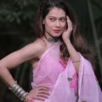 Payal Rohatgi Instagram - भारत के अंदर सब को पता है कि बहुसंख्यक हिंदू है। पूरी दुनिया के अंदर बहुत सारे इस्लामिक देश है और बहुत सारे ईसाई देश है मगर पूरी दुनिया में एक भी हिंदू देश नहीं। मैंने पहले भी अपनी सोच रखी है कि कैसे मैं चाहती हूँ के भारत को हिंदू देश बनना चाहिए।अगर भारत भविष्य में हिंदू राष्ट्र बनता है तब भी मैं चाहूंगी कि भारत का राष्ट्रीय ध्वज तिरंगा रहे क्योंकि भारत की सोच है वासुदेव कुटुम्बकम की।तिरंगा ये सोच को दर्शाता है इसलिए Bharath का राष्ट्रीय ध्वज हर वक़्त तिरंगा ही रहना चाहिए क्योंकि Bharath के अंदर हम सभी धर्मों को समान माना जाता है। क्यूँकि पूरे विश्व के अंदर एक भी हिंदू राष्ट्र नहीं है और हिन्दु हिन्दुस्तान में बहुसंख्यक है इसलिए हिन्दुस्तान को हिंदू राष्ट्र घोषित करणे कि सोच भी सही है परंतु राष्ट्र ध्वज बदलने की नहीं। हम सबने देखा कि कैसे गणतंत्र दिवस पर एक धर्म का dharmik झंडा या उस dharm का आतंकवादी सोच का झंडा लहराया गया तिरंगे के बाजू में जिसका मैं समर्थन नहीं करती हूँ। उसी घटना को देखकर मुझे लगता है कि सभी धर्मों के dharmik झंडों का मैं सम्मान करती हूँ परंतु तिरंगा तिरंगा है और तिरंगे को बदलना ये मेरी सोच नहीं है अगर कभी भविष्य में हिंदुस्तान हिन्दु राष्ट्र बनता भी है तो 🙏 #payalrohatgi
