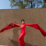 Payal Rohatgi Instagram – भारत के अंदर लोग अलग अलग प्रकार का entertainment पसंद करते हैं।कुछ लोग OTT platforms पर वो web series को देखते हैं जो web series hinduphobia फैलाती है तो कुछ लोग cheap entertainment के शौक़ीन है जो हम देखते हैं big boss पर 😋 मैं भी कभी कबार cheap entertainment को देखती हूँ ये जानने के लिए कि किस हद तक ये show गिर सकता है 😝😝
अब इस show के अंदर एक चीज़ मैंने बारीकी से देखी है और वो ये है की जो मुसलमान कंटेस्टेंट्स होते हैं वो खुल कर अपने bhagwan का नाम लेते हैं और अपने dharmik वाक्यों को खुलकर बोलते हैं परंतु दूसरी ओर हिन्दु कंटेस्टेंट्स खुलकर अपने dharmik वाक्यों को नहीं बोलते हैं। क्या उनको शर्मिंदगी महसूस होती है ? क्या bachpan से उन्हें ऐसा बोला जाता है कि ये सब करने की आवश्यकता नहीं है ? क्या channel उनके वाक्यों को edit कर देता है ???
मैं तो सिर्फ़ एक प्रश्न रख रही हूँ क्योंकि मैं काफ़ी मुद्दों पर बोलती हूँ जो sanatana dharm से जुड़े होते हैं और मुझे दिखता है के सिर्फ़ sanatana dharm के dharmik वाक्य नहीं सुनने को मिलते इस show bigboss के ऊपर🙏