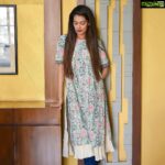 Payal Rohatgi Instagram – Bharat के अंदर जब Opposition Party के नेता #AssauddinOwaisi तीन मुद्दों पर चर्चा करे parliament के अंदर तो इन तीन मुद्दों के ऊपर चर्चा हर एक भारतीय नागरिक को भी करनी चाहिए।

सबसे पहले बात करते हैं Owaisi साहब China के बारे में और इस मुद्दे के ऊपर उनका साथ दे रहे है Subramaniam Swamy जी जो Pioneer newspaper को quote करते हुए कह रहे हैं कि China और India के बीचकि military बार चित असफल रही।अगर इस बातचीत में कुछ सच्चाई होती तो हमारे देश के आदरणीय प्रधानमंत्री इसके ऊपर ज़रूर चर्चा करते हैं परंतु ऐसा हमने नहीं देखा। 

दूसरा मुद्दा था Owaisi साहब का minority affairs के ऊपर बातचीत करना 🤨 तो भारत के अंदर minority को अब कोई डर नहीं है वो खुलेआम दंगा करती है, वो खुले आम रास्ते रोकती है क्योंकि भारत के क़ानून को minority से डर लगता है।जब भारत के क़ानून को minority से डर लगता है तो minority के ऊपर parliament में discussion करने की क्या आवश्यकता है ??? 

तीसरा मुद्दा है भारत के किसानों के लिए लाए गए farm laws।अब इस मुद्दे के ऊपर IMF की जो chief इकोनॉमिस्ट है Gita Gopinath उसका कहना है कि ये 3 क़ानून Bharat के किसानों के लिए फ़ायदाजनक है मगर दूसरी ओर bharatiya kisaan union के Rakesh Tikait रोते हुए कह रहे हैं कि वो मर जाएंगे मगर ये तीन क़ानून को लागू नहीं होने देंगे। अब जो हमारे देश के liberals है वो IMF की बात ज़रूर मानते हैं क्योंकि वो समझते हैं कि इकॉनमिस्ट जो बोलेगा वो सही बोलता है 🤪 पूर्व में इन liberals ने Raghuram Rajan की बातें बोहोत रखी थी क्योंकि वो Modi जी के ख़िलाफ़ बोलते थे मगर आज की तारीख़ में IMF की chief इकोनॉमिस्ट kisaan bill के हित में है 😹😹 ये देखकर, ये सुनकर मुझे बोहोत सहानुभूति है भारत के liberals के लिए क्योंकि वो अपने ही जाल में फँस गए हैं 😋