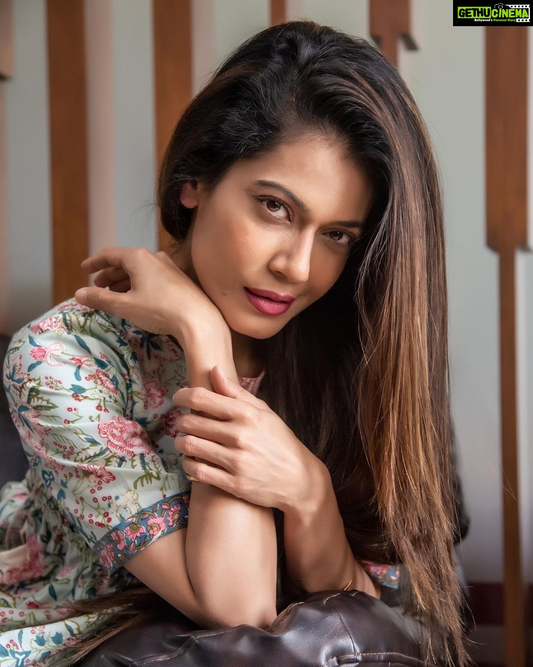Payal Rohatgi Instagram - घर घर की कहानी के बारे में तो आपने सुना है क्या आपने सुशांत सिंह राजपूत के Fans की कहानी के बारे में सुना है क्योंकि आज हम इसके ऊपर चर्चा करने वाले हैं। सुशांत सिंह राजपूत एक सुपरस्टार थे मगर जब उनकी फ़िल्में सोनचिड़िया और छिछोरे रिलीज़ हुई तब उनके Fans ग़ायब हो गए क्यूंकि ये फ़िल्मों को उनके Fans ने सुपरहिट नहीं बनाया। मेरा सवाल है कि क्यों उनके Fans ने ये 2 फ़िल्मों को सुपरहिट नहीं बनाया क्योंकि ये 2 फ़िल्में अच्छी फ़िल्में थी ???? सुशांत की मृत्यु के बाद दुनिया के कोने कोने से SSR के Fans उत्पन्न हुए तो मैं इन Fans को कहना चाहती हूँ कि मैं तो सुशांत सिंह राजपूत की निजी दोस्त नहीं थी परंतु मैंने उनकी न्याय की माँग में आपका समर्थन दिया क्योंकि मुझे उनके मृत्यु उसे दुख हुआ।आज Fans वो ही Salman Khan के show को support कर रहे हैं जिसका नाम है bigboss जिस Salman Khan पर Fans ने आरोप लगाया था कि उन्होंने sushant के ख़िलाफ़ षड्यंत्र रचा??? SSR के fans में Akshay Kumar ke ऊपर इल्ज़ाम लगाया है कि वो उनका काम छीन रहे थे ??? Amitabh Bacchan ke ऊपर इल्ज़ाम लगाया कि वो sushant के लिए आवाज़ नहीं उठा रहे थे मगर क्यू SSR के fans Akshay Kumar का काम नहीं रोक पाए ना Amitabh bacchan का show रुकवा पाएँ ??? क्या SSR के fans के पास उनके ख़िलाफ़ खड़े होने की औक़ात नहीं है ?? औक़ात सिर्फ़ पायल के ख़िलाफ़ खड़े होने की है ?? पायल को धमकी देने की है ??? पायल के ऊपर इल्ज़ाम लगाने की है कि पायल बिक गई क्योंकि पायल ने बोला की १३ June कि Party की कहानी का कोई सबूत नहीं है और ये कहानी झूठी है ??? BJP के नेता ने बोला कि उनके पास June १३ की Party का सबूत है मगर क्या उन्होंने कोई सबूत रखा लोगों के सामने ??? CBI इस बात का सबूत रखो लोगों के सामने ???? BJP ने Bihar की elections जीती sushant ke नाम से 🤔 Salman Khan का show hit है, Amitabh Bacchan का show नहीं रुका, Akshay Kumar ओर फ़िल्में sign कर रहा है 😁 तो किसने सुशांत सिंह राजपूत के fans को ख़रीदा ??? Payal sach bole तो Payal को किसी ने ख़रीद लिया ??? याद रखना Payal अबलानारी नहीं है।Payal के वजूद के ऊपर अगर कोई आवाज़ उठाएगा तो Payal सामने wale का वजूद भी लोगों के सामने रखेंगी 🙏 #PayalRohatgi