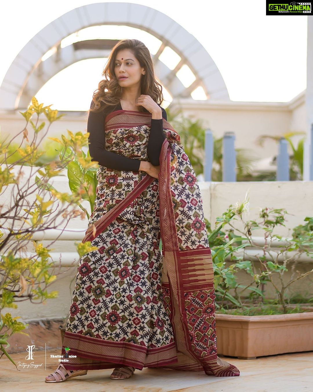 Payal Rohatgi Instagram - आज मैं आपसे बात करना चाहती हूँ कि कैसे एक mentally challenged इंसान की lynching हुई Kapurthala gurudwara के अंदर। यह घटना Golden Temple की घटना जहाँ पर सिखों की धार्मिक किताब के ऊपर एक इंसान में attack किया था उसके २५ घंटे बाद हुई थी।Gurudwara के कर्मचारियों ने उस इंसान को मार डाला police के आने से पहले या police की मौजूदगी यह मुझे पता नहीं क्यूँकि मेंने यह ख़बर पढ़ी।परंतु Kapurthala Gurudwara में जिस इंसान को इन्होंने पकड़कर मारा वह इंसान mentally challenged था ।इसका एक video मैंने ख़ुद अपनी आँखों से देखा।गुरुद्वारा के कर्मचारियों ने कैसे एक mentally challenged इंसान को पहचाना नहीं ??? गुरुद्वारा के incharge का वीडियो viral हुआ है जहाँ पर वो गुरुद्वारा के लोगों को कह रहा है उस लड़के को मारने के लिए। जब इंसान में समझ ही नहीं रही है सूझ-बूझ ही नहीं रही है तो मैं ऐसे incharge को क्या बोलू ??? चाहे वो गुरुद्वारा में हो या कोई भी ओर धार्मिक जगह पर ??? #NavjotSinghSidhu की ने कुछ दिन पहले कहा था कि जो भी उनकी धार्मिक आस्थाओं को ठेस पहुंचाया था उन्हें सामाजिक तौर से फाँसी मिलनी चाहिए। क्या सिद्धू जी की कोई राय है इस कपूर थाना गुरुद्वारा घटना पर ??? शर्म आती है ऐसे समझदार लोगों पर 🙏 #payalrohatgi