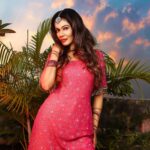 Payal Rohatgi Instagram – Congress ke दो पुरुष नेताओं की सोच के ऊपर हम बातचीत करने वाले हैं।एक neta की सोच ये हैं की महिला अगर दिखने में आकर्षक होती है तो उसका बलात्कार होता है और जितनी भी महिलाओं का बलात्कार हुआ है वो दिखने में आकर्षित है इसलिए हुआ है।ये सोच रखने वाले congress के neta है Salman Nizami जो गोबर की shaadi से bade ख़ुश हुए थे 😉

दूसरे congress के neta का नाम है Sajjan Singh jo कहते हैं की mahila अगर १५ साल की उम्र से गर्भवती हो सकती है तो फिर उसकी shaadi की उम्र 18 से 21 क्यों करनी है ??? 

ये वो ही राजनीतिक Party है जिस Party ने Bharat वर्ष को Bharat की पहली mahila प्रधानमंत्री थी Shrimati Indira Gandhi दी और आज की तारीख़ में women reservation bill के ऊपर चर्चा भी करती है मगर इस Party के पुरुषों की ये सोच है महिलाओं के प्रति 🙏 #payalrohatgi