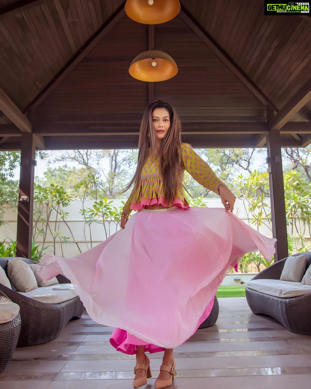 Payal Rohatgi Instagram - गणतंत्र दिवस पर जो शर्मनाक वाक़या हुआ लाल क़िले पर उसके पीछे कौन है ये जानना बहुत ज़रूरी है।अब जो झंडा लहराया गया वो dharmik झंडा था या खालिस्तानी उसके ऊपर बहस TV news channel wale कर सकते हैं मगर मुझे उसमें दिलचस्पी नहीं है। #RajdeepSardesai का एक video देखा जहाँ पर वो कह रहे हैं दावे के साथ किसान navneet जिसकी मृत्यु हो गयी वो इस वजह से हुई क्योंकि उसे गोली मारी गई और इस गोली के निशान को उन्होंने navneet के चेहरे पर देखा।Rajdeep कह रहे हैं कि इसी कारण किसान उत्तेजित हो गए और उन्होंने जाकर झंडा तिरंगे के बाज़ू में लाल क़िले पर लहराया परंतु ADG, Rampur, UP कह रहे हैं के किसान navneet की मौत हुई जब उसका tractor उलट गया। अब ADG को झूठ बोलने की ज़रूरत नहीं है तो ये सुनकर Rajdeep Sardesai जो जानबूझ के झूठी ख़बर फैला रहा था उस Rajdeep को क्यों नहीं गिरफ़्तार किया जा रहा है ??? उसकी ये हरकत से हमने देखा क्या हुआ गणतंत्र दिवस पर ? इसे कहते हैं communal violence जिसका इल्ज़ाम मेरे ऊपर लगाया गया था जब मैंने Motilal Nehru ke ऊपर video बनाया और उस वजह से मुझे rajasthan की police गिरफ़्तार कर ले गई थी। क्या अभी बुद्धिजीवी लोग समाज गए communal violence का मतलब ??? #payalrohatgi
