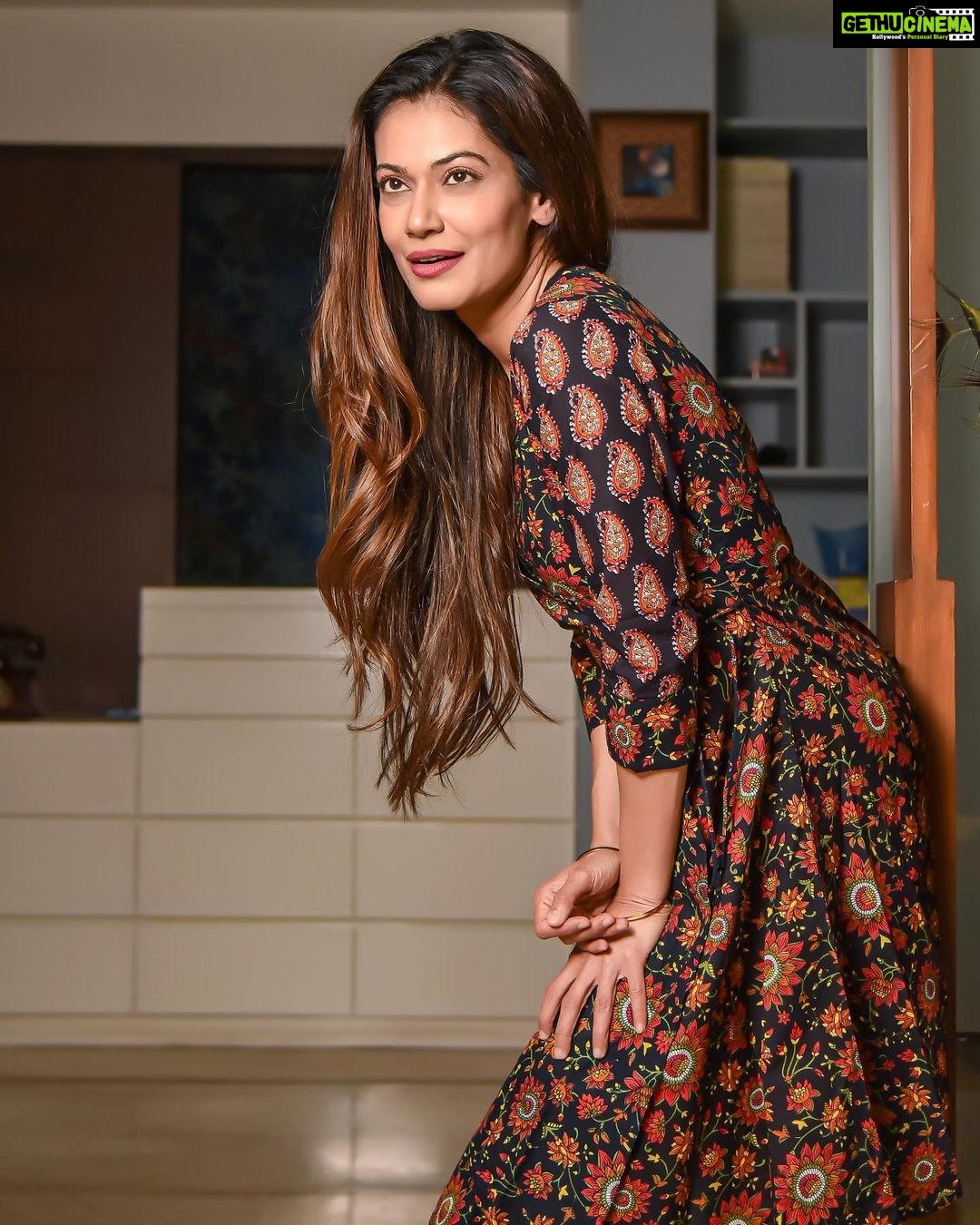 Payal Rohatgi Instagram - #RajatKapoor करके एक अभिनेता है जो इतने प्रसिद्ध bollywood हस्ती नहीं है क्योंकि वो bollywood की commercial फ़िल्मों में काम कम करते हैं या उनको मौक़ा नहीं मिलता है इसलिए अपना वजूद बनाने के लिए वो offbeat फ़िल्मों में ज़्यादा दिखते हैं जो वो ज़्यादातर ख़ुद ही produce, direct करते हैं। अब मैंने एक tweet देखा उनका जो उन्होंने Sushant Singh Rajput को किया था जब उनकी dhoni film release हो रही थी। ये कहा के dhoni sushant से दिखने में बेहतर है 😡 ये tweet देखकर मुझे लग रहा है कि जो इंसान उस विचारधारा का प्रचारी है के एक अभिनेता को अपने कला पे ध्यान देना चाहिए ना कि अपने चेहरे पर क्योंकि ऐसा कहते हैं यह offbeat डायरेक्टर्स 😂 ये इंसान का यह tweet देखकर मुझे उसके दोगलेपन पर हँसी आ रही है। Priyanka Chopra ने भी इस भेदभाव वाले बयान के ऊपर कुछ नहीं टिप्पणी थी जो hollywood में रंग ke भेदभाव पर अपनी रोटियां सेकती हैं। Sushant ने उस समय भी Rajat को जवाब देते हुए कहा था कि वो अपने कला पर ज़्यादा ध्यान देता है ना कि अपनी शक्ल पर क्योंकि वो एक अच्छा अभिनेता बनने का प्रयास करता है। तब Rajat ने उसे उसके fans के बारे में taunt मारा था तो उस पर sushant का जवाब था कि उसके इतने ज़्यादा fans नहीं है। लोग उसकी picture देखते हैं क्योंकि वो अच्छी पिक्चरों का हिस्सा बनने का प्रयास करता है। ये जो सोच थी sushant कि अपने कम fans कि ये सोच ke ऊपर मैं सिर्फ़ इतना ही कहना चाहती हूँ कि sushant की मृत्यु के बाद agency द्वारा नक़ली fans बनाए गए bollywood ke अंदर के drugs को सामने रखने के लिए और SSR की मौत यक़ीनन एक आत्महत्या थी मेरे अनुसार क्योंकि उसे कमज़ोर कर दिया गया था मानसिक तौर से ऐसा मैं मानती हूँ। शुरुआत में मुझे लगा था शायद उसका खून हुआ क्योंकि उस प्रकार के facts मुझे email करे गए परंतु अब mera यक़ीन है कि एक षड्यंत्र द्वारा उसे ख़त्म किया गया और ये उसमें शायद ख़ुद अपने हाथों से किया jo बोहोत ज़्यादा दर्दनिय है हर उस इंसान ke लिए jo उसकी तक़लीफ़ को महसूस करता है🙏 #payalrohatgi