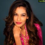 Payal Rohatgi Instagram – गणतंत्र दिवस पर जो शर्मनाक वाक़या हुआ लाल क़िले पर उसके पीछे कौन है ये जानना बहुत ज़रूरी है।अब जो झंडा लहराया गया वो dharmik झंडा था या खालिस्तानी उसके ऊपर बहस TV news channel wale कर सकते हैं मगर मुझे उसमें दिलचस्पी नहीं है। 

#RajdeepSardesai का एक video देखा जहाँ पर वो कह रहे हैं दावे के साथ किसान navneet जिसकी मृत्यु हो गयी वो इस वजह से हुई क्योंकि उसे गोली मारी गई और इस गोली के निशान को उन्होंने navneet के चेहरे पर देखा।Rajdeep कह रहे हैं कि इसी कारण किसान उत्तेजित हो गए और उन्होंने जाकर झंडा तिरंगे के बाज़ू में लाल क़िले पर लहराया परंतु ADG, Rampur, UP कह रहे हैं के किसान navneet की मौत हुई जब उसका tractor उलट गया। 

अब ADG को झूठ बोलने की ज़रूरत नहीं है तो ये सुनकर Rajdeep Sardesai जो जानबूझ के झूठी ख़बर फैला रहा था उस Rajdeep को क्यों नहीं गिरफ़्तार किया जा रहा है ??? उसकी ये हरकत से हमने देखा क्या हुआ गणतंत्र दिवस पर ? इसे कहते हैं communal violence जिसका इल्ज़ाम मेरे ऊपर लगाया गया था जब मैंने Motilal Nehru ke ऊपर video बनाया और उस वजह से मुझे rajasthan की police गिरफ़्तार कर ले गई थी। 

क्या अभी बुद्धिजीवी लोग समाज गए communal violence का मतलब ???