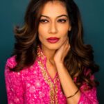 Payal Rohatgi Instagram – चार लोगों के ऊपर बातचीत करने वाली हूँ इस video में क्योंकि ये चार लोग को मैंने Modi जी ke साथ देखा है ये चार लोग अच्छे संबंध रखते हैं प्रधानमंत्री जी के office के सदस्यों के साथ ये चार लोग पढ़े लिखे हैं, bollywood से जुड़े हुए हैं नामचीन है। 

Wardha Nadiadwala और Sajid Nadiadwala ने Chichore फ़िल्म produce करी और इसके निर्देशक थे Nitesh Tiwari जी।फ़िल्म के अंदर Sushant Singh Rajput का role solo lead का था परंतु बाद में उनका role कम कर दिया गया और Varun Sharma को भी उतनी ही अहमियत दी गयी जितनी Sushant Singh को अकेले मिलनी चाहिए थी। Varun अच्छी चमचागिरी करता है और शायद ये चमचागिरी की वजह से उसे बहुत काम मिला है। ये fact लोगों के सामने है तो मैं जानना चाहती हूँ कि किसके दबाव में आ के इन तीन logon ने sushant का role कम kiya क्योंकि ये उतने ही ज़िम्मेदार है sushant ke मौत ke लिए जितने बाक़ी सब। 

Anand L Rai एक नामचीन director और उनकी आने wali picture में Jahnavi Kapoor काम कर रही है जिनकी माता जी का देहांत के बारे में इतनी सारी कहानियाँ market में उछलती है और यही picture के अंदर एक अभिनेता sushant है जो हाल में ही kisaan आंदोलन का समर्थन कर रहे थे।यह देख मुझे काफ़ी आश्चर्य हुआ कि Anand जी Sarkar ke साथ setting रखता है और Sarkar के ख़िलाफ़ सोच का प्रचार करने wale एक्टर्स को काम देता है 😉 #payalrohatgi