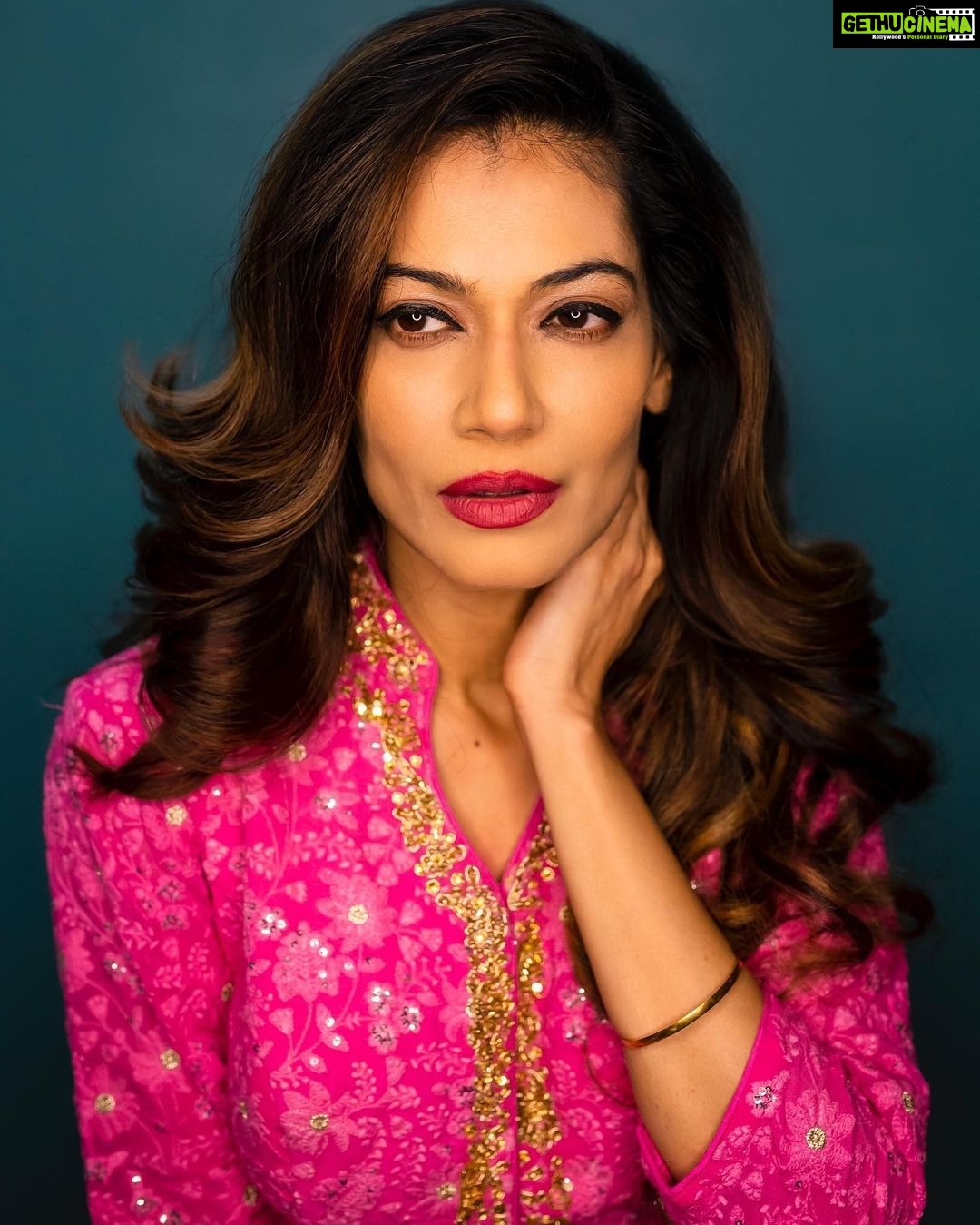 Payal Rohatgi Instagram - चार लोगों के ऊपर बातचीत करने वाली हूँ इस video में क्योंकि ये चार लोग को मैंने Modi जी ke साथ देखा है ये चार लोग अच्छे संबंध रखते हैं प्रधानमंत्री जी के office के सदस्यों के साथ ये चार लोग पढ़े लिखे हैं, bollywood से जुड़े हुए हैं नामचीन है। Wardha Nadiadwala और Sajid Nadiadwala ने Chichore फ़िल्म produce करी और इसके निर्देशक थे Nitesh Tiwari जी।फ़िल्म के अंदर Sushant Singh Rajput का role solo lead का था परंतु बाद में उनका role कम कर दिया गया और Varun Sharma को भी उतनी ही अहमियत दी गयी जितनी Sushant Singh को अकेले मिलनी चाहिए थी। Varun अच्छी चमचागिरी करता है और शायद ये चमचागिरी की वजह से उसे बहुत काम मिला है। ये fact लोगों के सामने है तो मैं जानना चाहती हूँ कि किसके दबाव में आ के इन तीन logon ने sushant का role कम kiya क्योंकि ये उतने ही ज़िम्मेदार है sushant ke मौत ke लिए जितने बाक़ी सब। Anand L Rai एक नामचीन director और उनकी आने wali picture में Jahnavi Kapoor काम कर रही है जिनकी माता जी का देहांत के बारे में इतनी सारी कहानियाँ market में उछलती है और यही picture के अंदर एक अभिनेता sushant है जो हाल में ही kisaan आंदोलन का समर्थन कर रहे थे।यह देख मुझे काफ़ी आश्चर्य हुआ कि Anand जी Sarkar ke साथ setting रखता है और Sarkar के ख़िलाफ़ सोच का प्रचार करने wale एक्टर्स को काम देता है 😉 #payalrohatgi