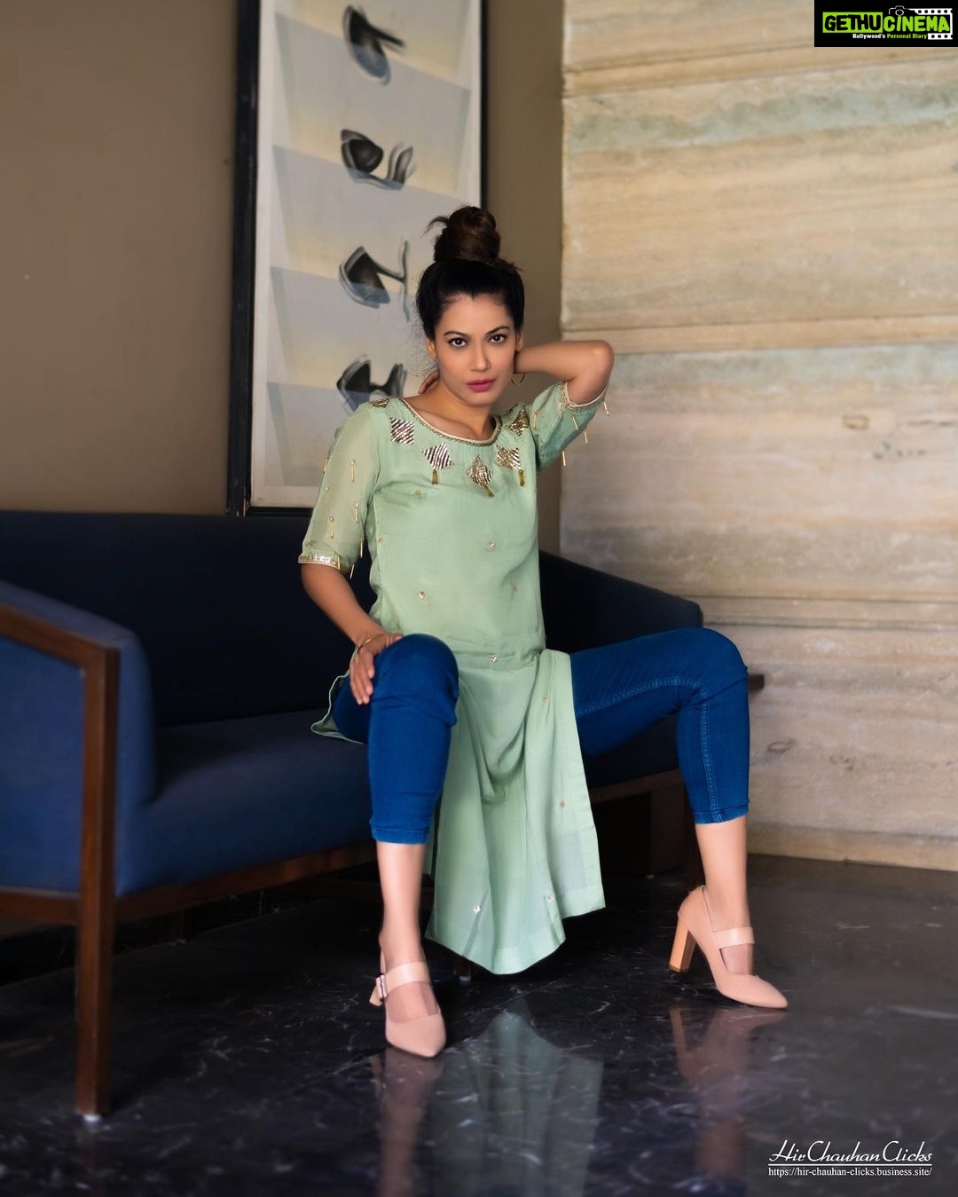 Payal Rohatgi Instagram - Sanatan Dharm में choti उम्र के लोग बुजुर्गों के पैर पड़ते हैं क्योंकि उनके aashirwad से अच्छी energy उनके अंदर आती है। ये एक scientific कारण है sanatana dharm में पैर छूने का। अब यही क्रिया मैंने देखी bigboss के set के ऊपर जहाँ पर Satish Kaushik jo Salman Khan से उम्र में बड़े हैं वो उल्टा कर रहे थे और अपने से choti उम्र के Salman के पैर पड़ रहे थे। मुझे ये समझ नहीं पड़ा क्योंकि वो आए तो थे बिगबॉस के सेट के ऊपर अपनी फ़िल्म कागज़ की प्रमोशन करने जिसे सलमान ने प्रोड्यूस किया था परंतु ये प्रतिक्रिया समझ नहीं आयी।ये प्रतिक्रिया ख़ाली यही दर्शाती है कि बॉलीवुड के अंदर चमचागिरी टैलेंट से ज़्यादा महत्व रखती है।इसलिए उम्र में बड़े इन्सान भी अपनी उम्र से छोटे इंसान के पैर लक कर अपनी रोज़ी रोटी कमाने का ज़रिया ढूँढते हैं। यह प्रतिक्रिया कांग्रेस में भी दिखाई दी गई है क्योंकि उम्र में बड़े नेता कांग्रेस के अंदर राहुल गांधी के पैर लगते हैं जो बोहोत ज़्यादा शर्मनाक लगता है।