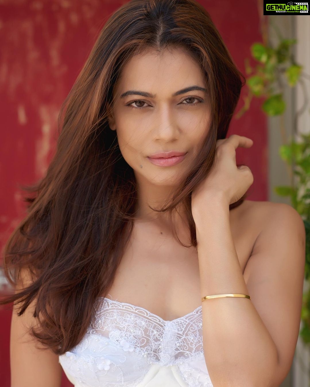 Payal Rohatgi Instagram - सभी भारतीय लोगों को गणतंत्र दिवस की हार्दिक शुभकामनाएँ आज के दिन इंडिया जिसको संविधान में भारत कहा जाता है उसने अपना संविधान लिखा और ये संविधान हर भारतीय को हक़ देता है अपने वतन के लिए बोलने के लिए। आज गणतंत्र parade में लद्दाख को देखा और ख़ुशी हुई क्योंकि लद्दाख भारत का हिस्सा था और रहेगा। सभी जाने वाले subscribers और followers को इतना कहना है कि हमने आपको ख़रीदा नहीं है आप अपनी मर्ज़ी से आए, क्यों आए, किसलिए आए, किसके कहने पर आए, ये तो आप लोग जानते हैं मगर हम आपको बहला फुसलाकर, धमकी देकर रोकने वालों में से नहीं है 😈 आपके जाने से मेरे वजूद को कोई फ़र्क नहीं पड़ता क्योंकि मैं लोगों की राय से अपनी ज़िंदगी नहीं जीती। ये गलती सुशांत सिंह राजपूत से हो गई जो एक अच्छे इंसान थे और उन्हें bollywood लोगों का acceptance और आम आदमी का प्यार चाहिए था और media द्वारा ग़लत ख़बरों की वजह से अपनी सोच को वो सही नहीं रख पाए। और इसलिए आज शायद हमारे बीच नहीं है। मैं इतना ही कहना चाहती हूँ कि उनके निधन के बाद मुझे email भेजे गए, बहुत सारे speculations theory जो भेजे गए उसके आधार पर मुझे लगा कि ये मेरा moral duty होगा कि मैं वो saari बातें आप सब तक रखूँ ना मैंने मेरे video viral की है ना मैंने किसी को उसको viral करने ke लिए पैसे दी है किसी ne अगर मेरे video viral करवाए तो वो किसी को मैं नहीं जानती अगर जानती भी हूँ तो नाम नहीं ले sakti सबूत ke बिना। जब तक मेरे मन में कोई भी मुद्दे के लिए आवाज़ उठेगी मैं उस मुद्दे पर अपनी राय रखूंगी क्योंकि ये करने से मैं उस मुद्दे को अगर लोगों के सामने रह सकती हूँ तो यह मेरी तरफ़ से मेरा योगदान रहेगा 🙏 #payalrohatgi