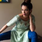 Payal Rohatgi Instagram – #Mirzapur वेब सीरीज़ के ख़िलाफ़ पुलिस कंप्लेंट फ़ाइल कर ली गई है UP के अंदर और यह सुनकर अच्छा लगा क्योंकि ये सीरीज़ भी #Tandav की तरह Amazon Prime पर रिलीज़ हुई है और यहाँ पर मिर्ज़ापुर डिस्ट्रिक्ट के बारे में ग़लत छवी फैलाने का आरोप लगाया गया है। मिर्ज़ापुर में माँ विंध्यवासिनी शक्तिपीठ है और ये हिंदुओं की मान्यता वाली जगह है। इसके बावजूद मिर्ज़ापुर को इस वेब सीरीज़ में छवि मिली है guns का धंधा करने वाली डिस्ट्रिक्ट का। 

अच्छी बात है कि अभी सबका साथ बाहर आ रहा है सोशल मीडिया के ज़माने में और अमेजॉन प्राइम की जो head है अपर्णा पुरोहित उसको उसकी नौकरी से निकाल देना चाहिए क्योंकि Modi नफ़रत तो वो फैलाती है अब जानबूझ कर देश ke ख़िलाफ़ content, sanatana dharm ke ख़िलाफ़ content को अपने platform par बेचकर अपनी frustration निकाल रही है। 

इस web series ke अंदर PankajTripathi है जो बोहोत अच्छी तरह अपने career की इनिंग्स खेल रहे हैं वो किसी कि बुरे nazar में नहीं आते और चौके छक्के मार ke अपने पैसे भी कमा रहे हैं। आने वाले समय में वो उभरते हुए Akshay Kumar लग रहे हैं और इस series ke अंदर Richa chaddha का boyfriend Ali फैजल भी है तो आप समझ सकते हैं casting कैसे होती है web series ke अंदर🙏 #payalrohatgi