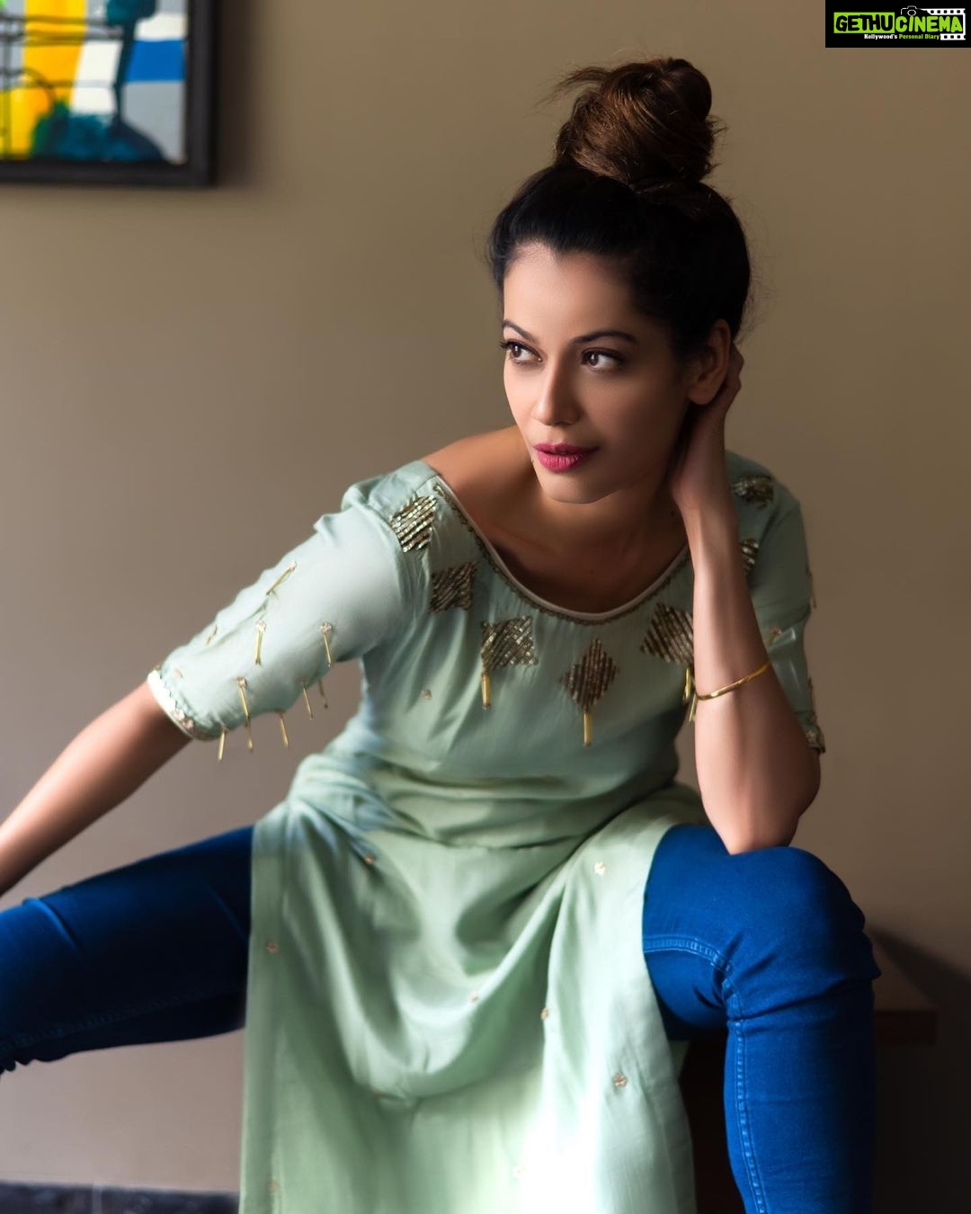 Payal Rohatgi Instagram - #Mirzapur वेब सीरीज़ के ख़िलाफ़ पुलिस कंप्लेंट फ़ाइल कर ली गई है UP के अंदर और यह सुनकर अच्छा लगा क्योंकि ये सीरीज़ भी #Tandav की तरह Amazon Prime पर रिलीज़ हुई है और यहाँ पर मिर्ज़ापुर डिस्ट्रिक्ट के बारे में ग़लत छवी फैलाने का आरोप लगाया गया है। मिर्ज़ापुर में माँ विंध्यवासिनी शक्तिपीठ है और ये हिंदुओं की मान्यता वाली जगह है। इसके बावजूद मिर्ज़ापुर को इस वेब सीरीज़ में छवि मिली है guns का धंधा करने वाली डिस्ट्रिक्ट का। अच्छी बात है कि अभी सबका साथ बाहर आ रहा है सोशल मीडिया के ज़माने में और अमेजॉन प्राइम की जो head है अपर्णा पुरोहित उसको उसकी नौकरी से निकाल देना चाहिए क्योंकि Modi नफ़रत तो वो फैलाती है अब जानबूझ कर देश ke ख़िलाफ़ content, sanatana dharm ke ख़िलाफ़ content को अपने platform par बेचकर अपनी frustration निकाल रही है। इस web series ke अंदर PankajTripathi है जो बोहोत अच्छी तरह अपने career की इनिंग्स खेल रहे हैं वो किसी कि बुरे nazar में नहीं आते और चौके छक्के मार ke अपने पैसे भी कमा रहे हैं। आने वाले समय में वो उभरते हुए Akshay Kumar लग रहे हैं और इस series ke अंदर Richa chaddha का boyfriend Ali फैजल भी है तो आप समझ सकते हैं casting कैसे होती है web series ke अंदर🙏 #payalrohatgi