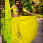 Payal Rohatgi Instagram - सेक्युलर हिंदू नहीं चाहते जो web series hinduphobia फ़ेलाती हैं वो web series को ban करना चाहिए Bharat के अंदर क्योंकि उनको लगता है कि यह करने से अभिव्यक्ति की आज़ादी पर रोक होगी जो ग़लत है।उनके साथ में अपना एक निजी मामला share करना चाहती हूँ जब मैंने Motilal Nehru के ऊपर video बनाया तब मुझे ३० घंटे के लिए jail में समय बिताना पड़ा क्योंकि मेरी bail रद्द कर दी गई यह कहकर के freedom of speech limited होनी चाहिए Bharat ke अंदर। अब ये जो बुद्धिजीवी लोग हैं जो चाहते हैं कि Bharat के अंदर hinduphobia फैलाने वाली web series को ban नहीं करना चाहिए वो ही बुद्धिजीवी चुप रहते हैं जब एक इंसान की छवि बन जाती है कि वो इन्सान इस्लामोफोबिया फैला रहा है और उसका क़त्ल कर दिया जाता है उस क़ौम के लोगों द्वारा।#KamleshTiwari दुर्घटना ke ऊपर वो एक शब्द नहीं बोलते। दूसरा मुद्दा ये है की Bharat ke अंदर IPC 296 और 153A हैं जो blasphemy के क़ानून हैं उनके तहत एक bharatiya को गिरफ़्तार कर दिया जा सकता है अगर वो अपनी राय भी रखता है उस धर्म ke ऊपर जो धर्म अपने आपको minority कहती है। ये भी मेरा निजी experience है क्योंकि एक कट्टर मुसलमान वकील मेरे ऊपर ये क़ानून द्वारा FIR दर्ज करने का प्रयास कर रहा है जब मैंने अपनी राय रखी जब Zaira Wasim ne bollywood को त्यागने का फ़ैसला किया धार्मिक कारणों की वजह से। तो बुद्धिजीवी लोगों चित भी आपकी पट भी आपकी नहीं हो सकती। अगर आप चाहते हैं कि Bharat ke अंदर web series को ban नहीं kiya जाए jo hinduphobia फैलाती है तो फिर आप blasphemy क़ानून निकालने ke लिए आवाज़ उठाइए और जो लोगों की छवि बन जाती है कि वो लोग इस्लामोफोबिया फैला रहे हैं उनके साथ कुछ ग़लत होता है तो भी आवाज़ उठाइए 🙏 #payalrohatgi