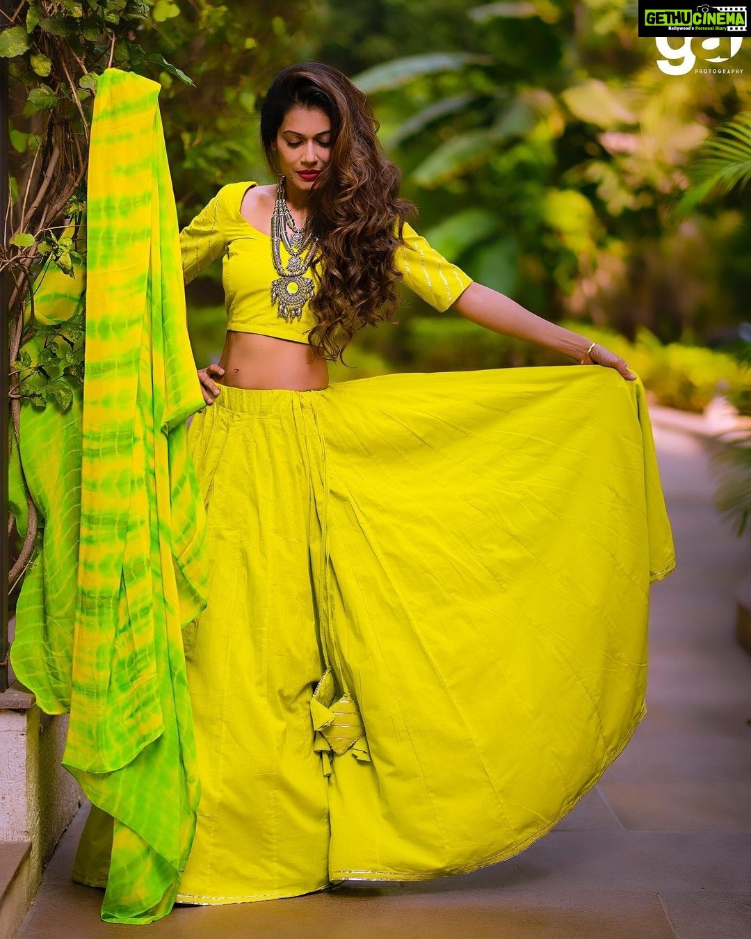 Payal Rohatgi Instagram - सेक्युलर हिंदू नहीं चाहते जो web series hinduphobia फ़ेलाती हैं वो web series को ban करना चाहिए Bharat के अंदर क्योंकि उनको लगता है कि यह करने से अभिव्यक्ति की आज़ादी पर रोक होगी जो ग़लत है।उनके साथ में अपना एक निजी मामला share करना चाहती हूँ जब मैंने Motilal Nehru के ऊपर video बनाया तब मुझे ३० घंटे के लिए jail में समय बिताना पड़ा क्योंकि मेरी bail रद्द कर दी गई यह कहकर के freedom of speech limited होनी चाहिए Bharat ke अंदर। अब ये जो बुद्धिजीवी लोग हैं जो चाहते हैं कि Bharat के अंदर hinduphobia फैलाने वाली web series को ban नहीं करना चाहिए वो ही बुद्धिजीवी चुप रहते हैं जब एक इंसान की छवि बन जाती है कि वो इन्सान इस्लामोफोबिया फैला रहा है और उसका क़त्ल कर दिया जाता है उस क़ौम के लोगों द्वारा।#KamleshTiwari दुर्घटना ke ऊपर वो एक शब्द नहीं बोलते। दूसरा मुद्दा ये है की Bharat ke अंदर IPC 296 और 153A हैं जो blasphemy के क़ानून हैं उनके तहत एक bharatiya को गिरफ़्तार कर दिया जा सकता है अगर वो अपनी राय भी रखता है उस धर्म ke ऊपर जो धर्म अपने आपको minority कहती है। ये भी मेरा निजी experience है क्योंकि एक कट्टर मुसलमान वकील मेरे ऊपर ये क़ानून द्वारा FIR दर्ज करने का प्रयास कर रहा है जब मैंने अपनी राय रखी जब Zaira Wasim ne bollywood को त्यागने का फ़ैसला किया धार्मिक कारणों की वजह से। तो बुद्धिजीवी लोगों चित भी आपकी पट भी आपकी नहीं हो सकती। अगर आप चाहते हैं कि Bharat ke अंदर web series को ban नहीं kiya जाए jo hinduphobia फैलाती है तो फिर आप blasphemy क़ानून निकालने ke लिए आवाज़ उठाइए और जो लोगों की छवि बन जाती है कि वो लोग इस्लामोफोबिया फैला रहे हैं उनके साथ कुछ ग़लत होता है तो भी आवाज़ उठाइए 🙏 #payalrohatgi