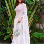 Payal Rohatgi Instagram - यहाँ पर मेरा निशाना है सीधा NDTV की पत्रकार #NidhiRazdan पर जिसने पहले मुझे निशाना बनाया है जब मेरे videos इन्हें पसंद नहीं आते थे। तब ये लोग कहते हैं कि मैं Google का इस्तेमाल करती हूँ इतिहास को ग़लत तरीक़े से लोगों के सामने रखने के लिए क्योंकि मैं jobless हूँ और frustrated हूँ 😝 मैं आज यही कहना चाहती हूँ जैसी करनी वैसी भरनी क्यूंकि आज #NidhiRazdan ने ख़ुद क़बूलकिया है कि वो कैसे Google का इस्तेमाल करती थी harvard से उसको जो email आ रहे थे उसे check करने ke लिए क्योंकि उसे harvard में assistant professor की naukri का email आया था। अब पूरा साल बीत गाया ना उसको नौकरी मिली ना उसको पैसे मिले इसलिए बेचारी दुखी होकर अपनी दास्तान सबके साथ share कर रही है 😉 #PayalRohatgi #Repost @perfectcut82 with @get_repost ・・・ Very grateful for such beautiful photo Payal. The video shot is awesome. Payal Rohatagi styling our potli. Potlis are versatile. They look cool paired with any ethnic wear be it saree, lehanga or a salwar suit Having a potli with such detailed work is a must. Dont miss out on our collection of potlis and style them this season with your outfits.